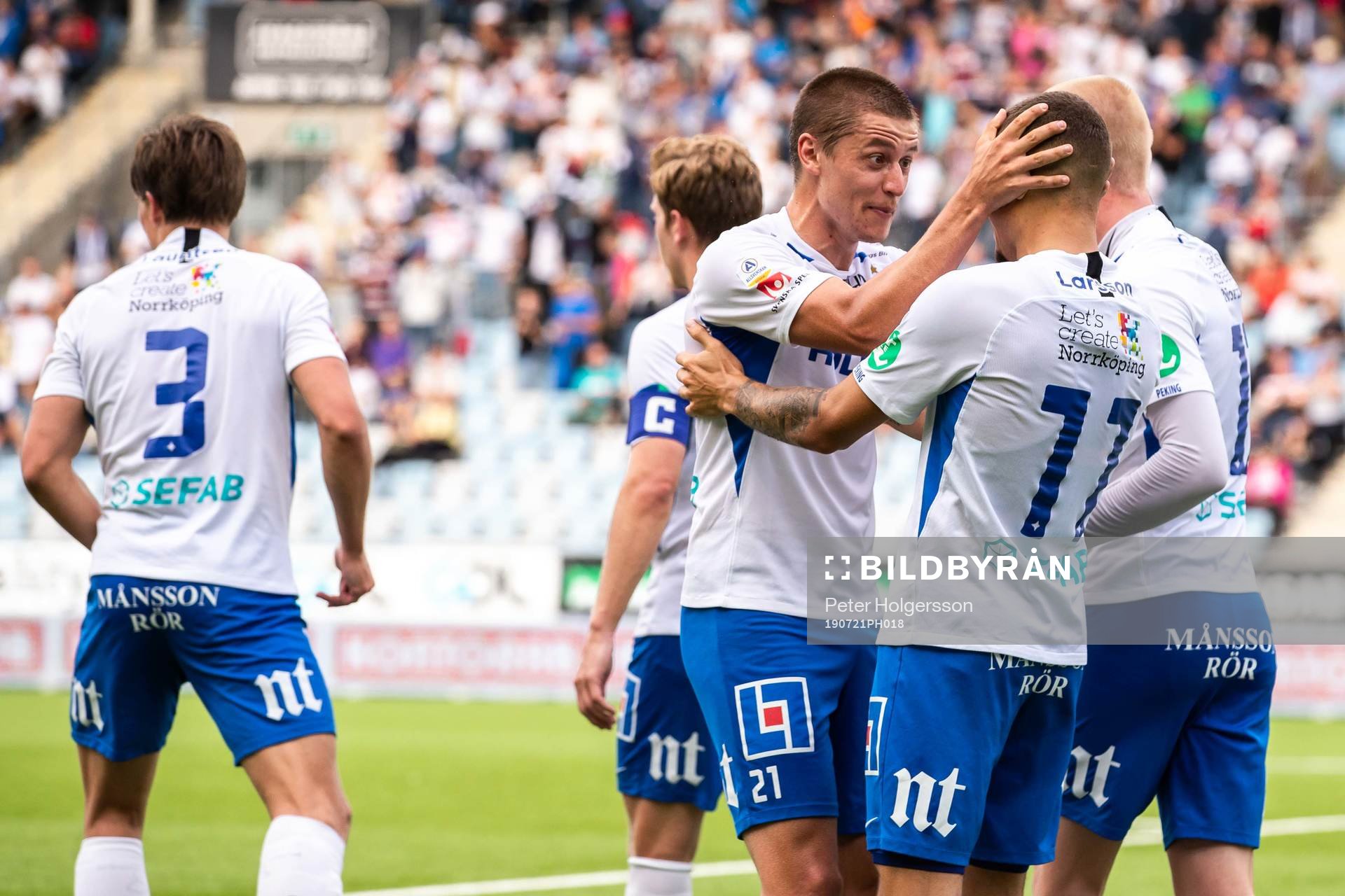 IFK Norrköpings Jordan Larsson jublar med Simon Thern och