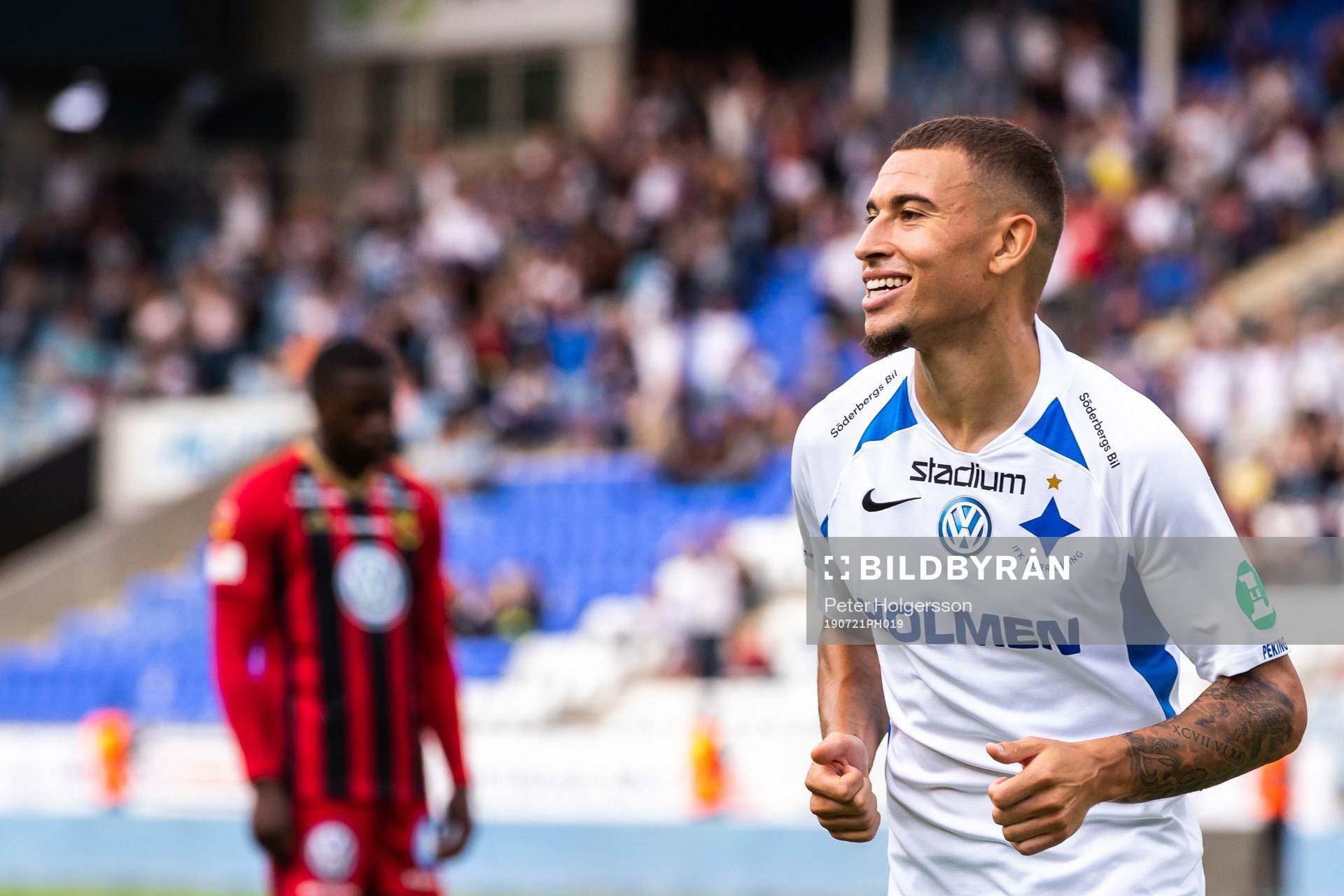 IFK Norrköpings Jordan Larsson jublar med lagkamrater