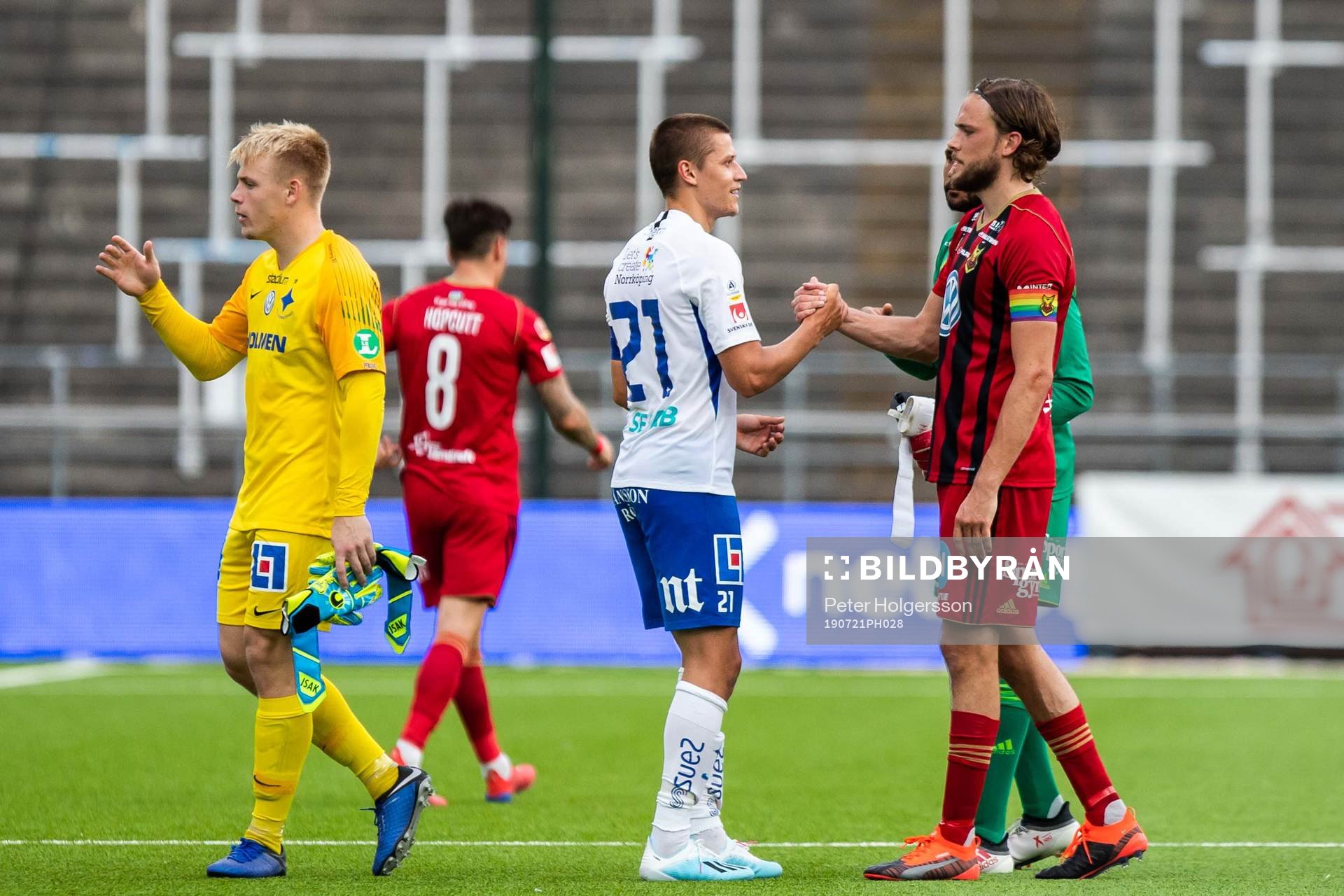IFK Norrköpings Simon Thern tackar Östersunds Tom