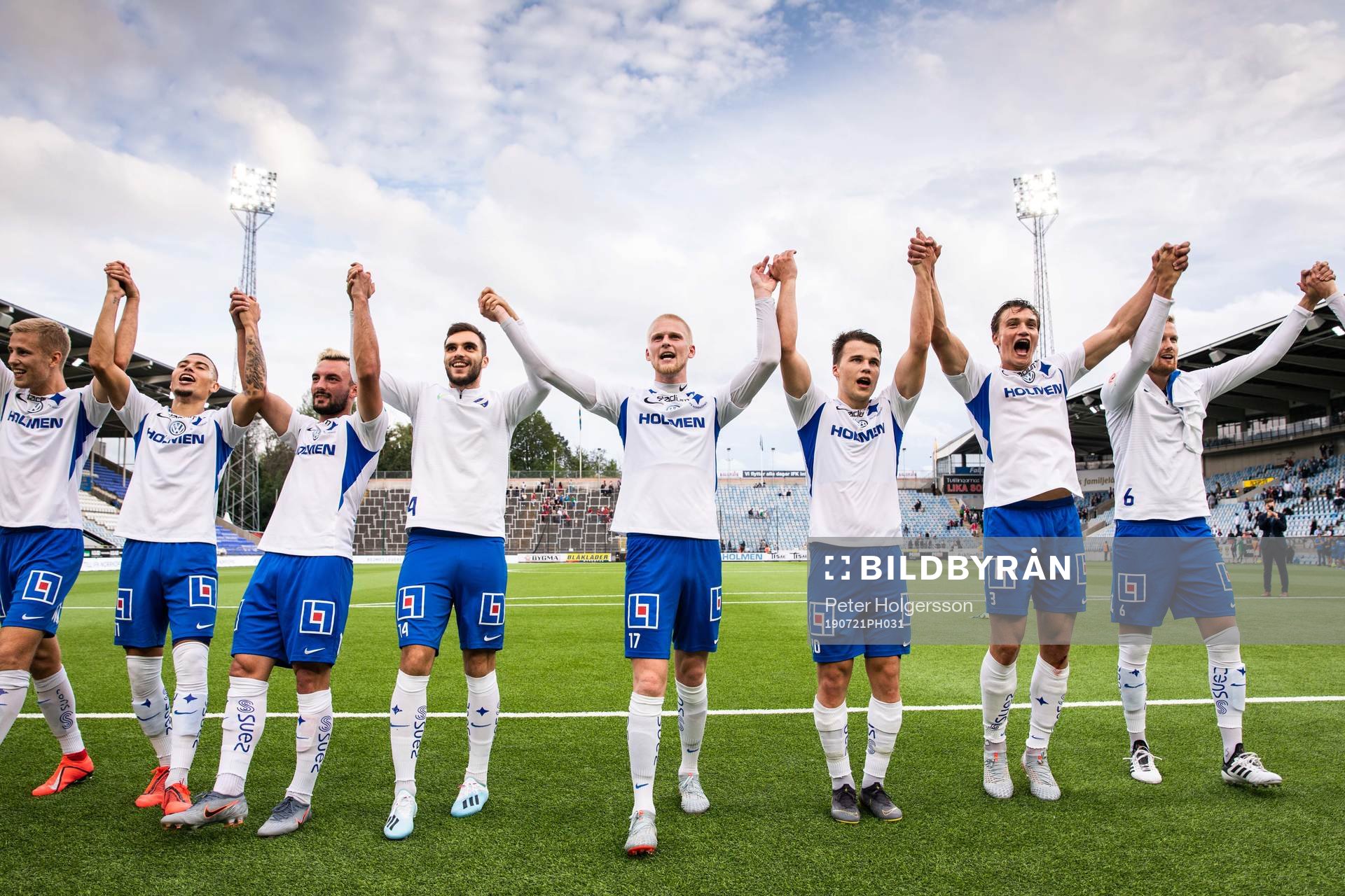 IFK Norrköpings Kalle Holmberg jublar med lagkamrater