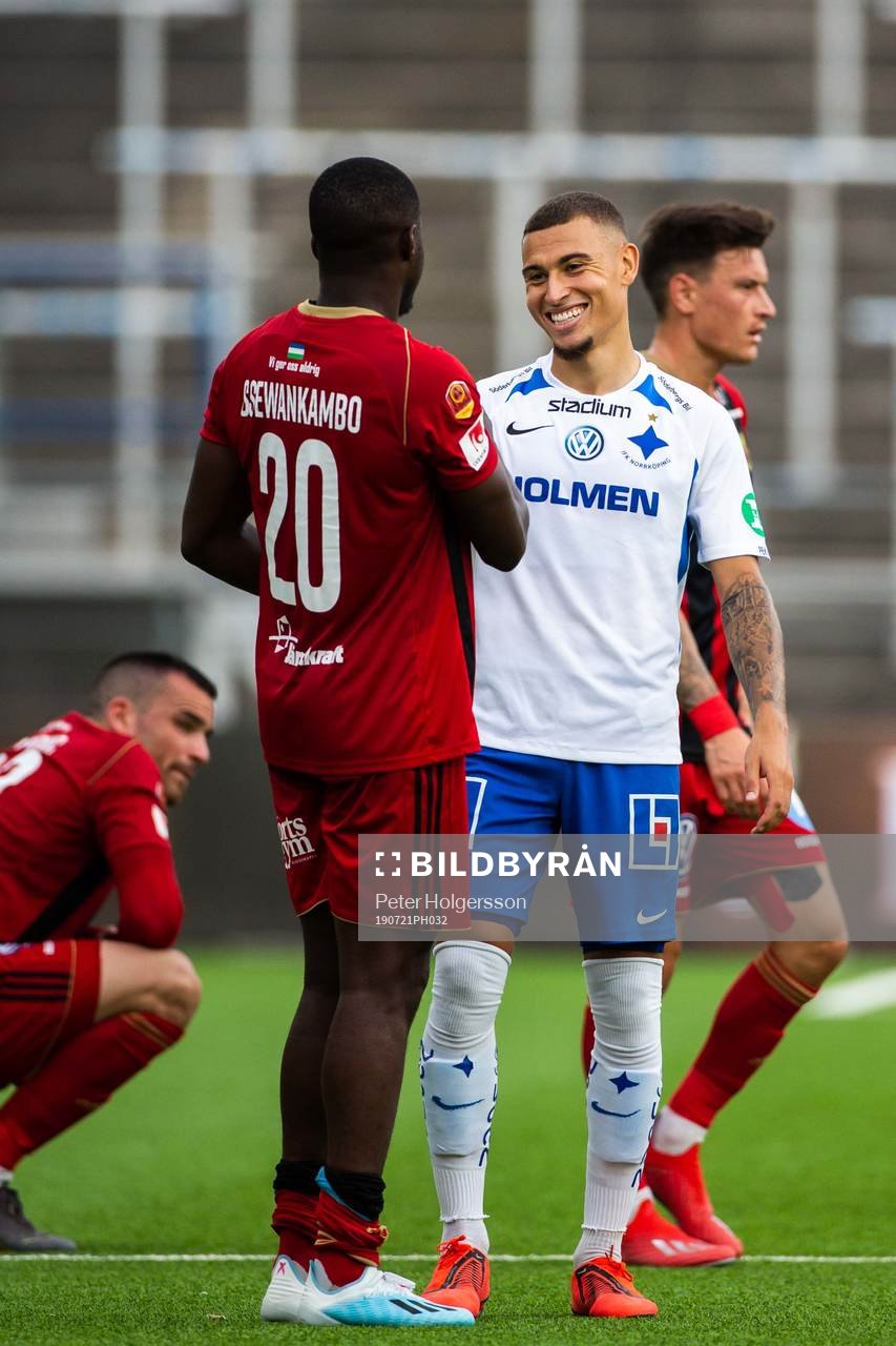 IFK Norrköpings Jordan Larsson och Kevin Álvarez tackar