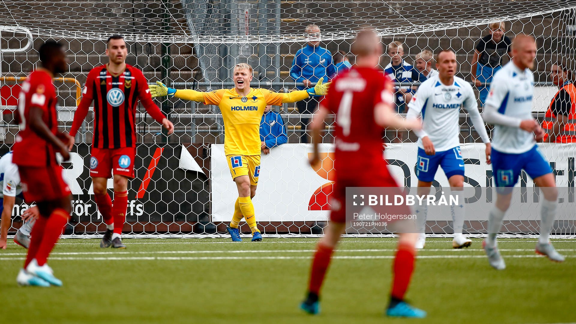 IFK Norrköpings målvakt Isak Pettersson reagerar