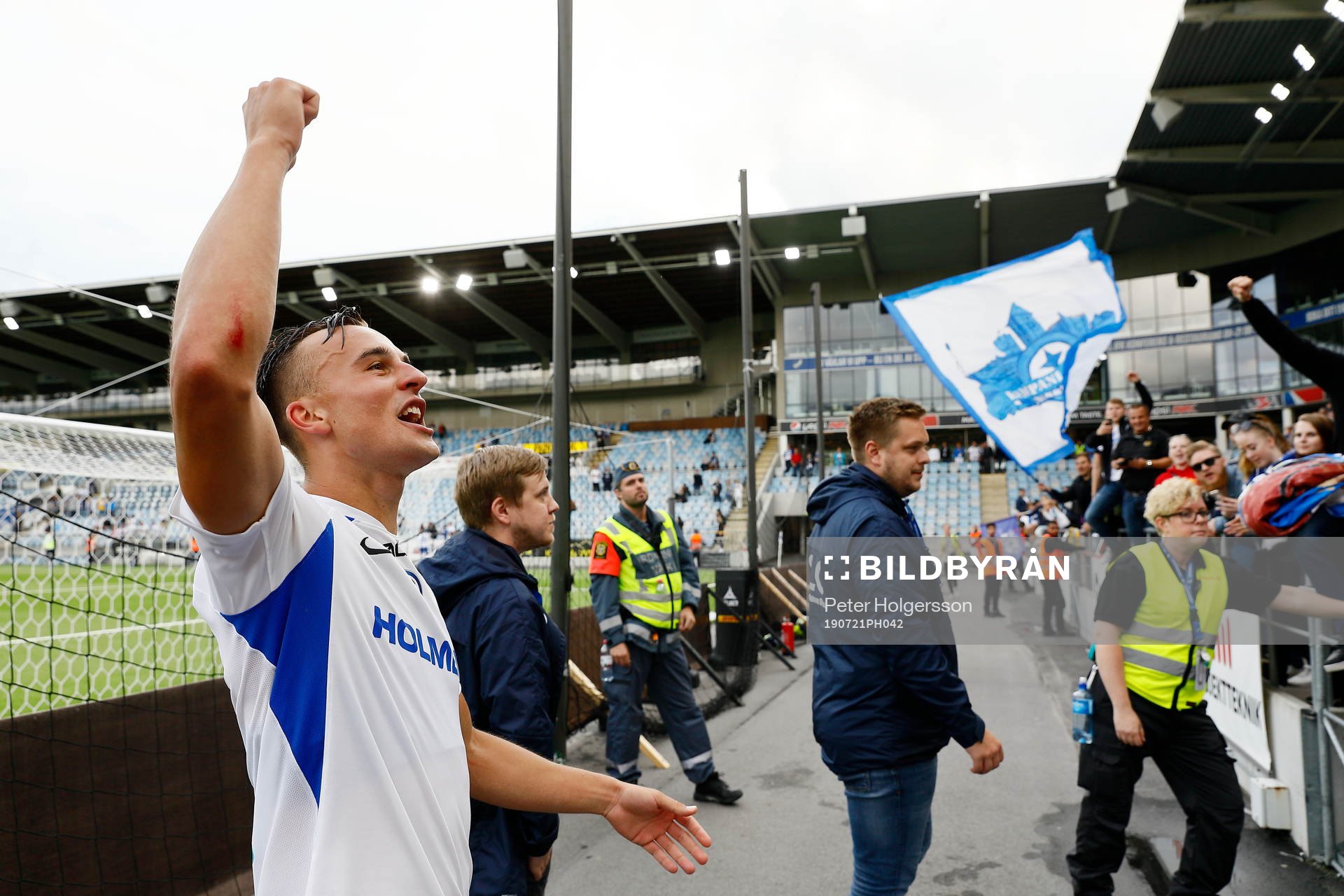 IFK Norrköpings Henrik Castegren jublar och sjunger med
