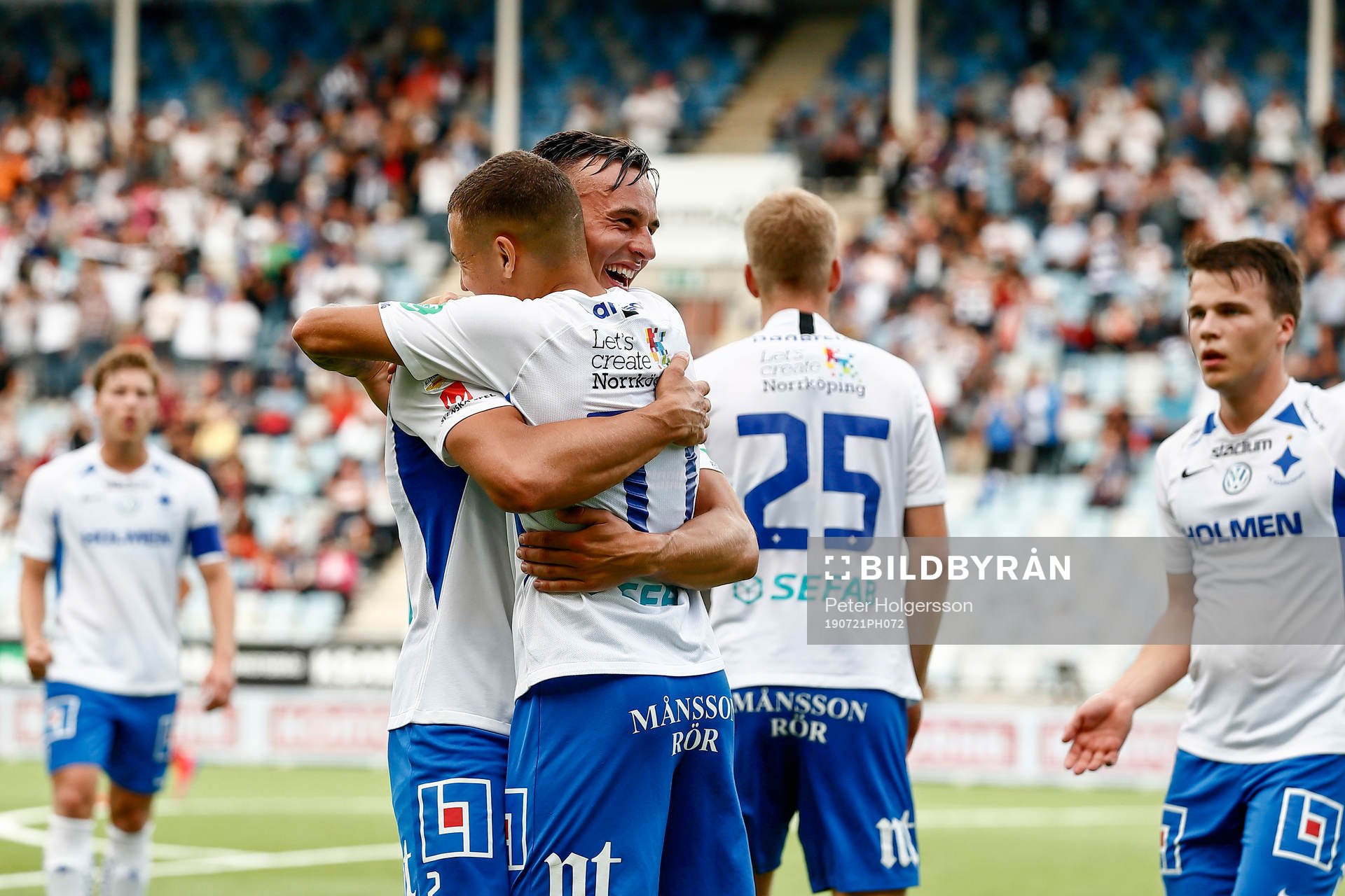 IFK Norrköpings Henrik Castegren jublar med Jordan Larsson