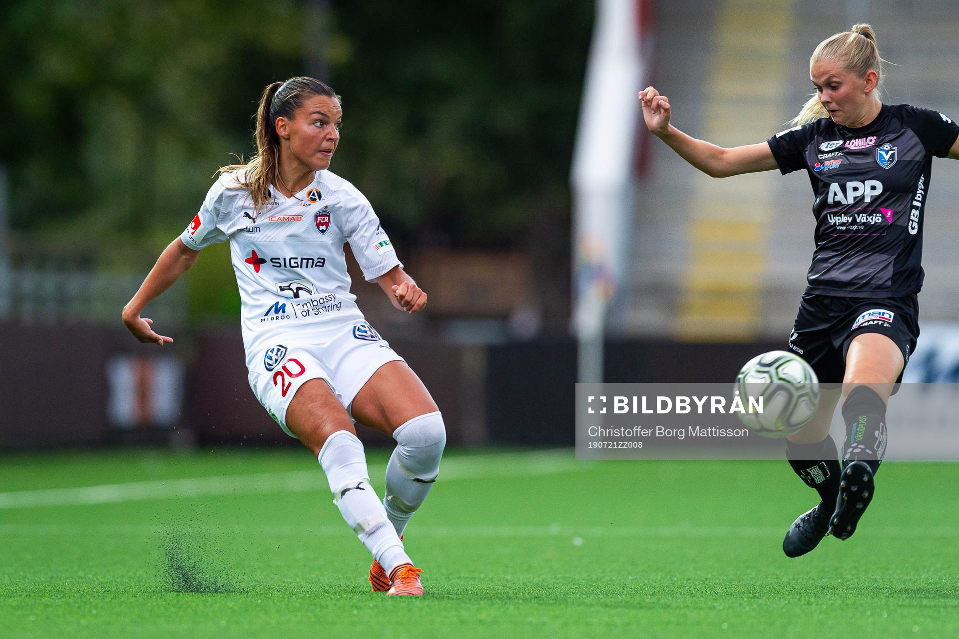 Rosengårds Johanna Rytting Kaneryd och Växjös Amanda Persson under fotbollsmatchen i Damallsvenskan mellan FC Rosengård och Växjö den 21 juli 2019 i Malmö.