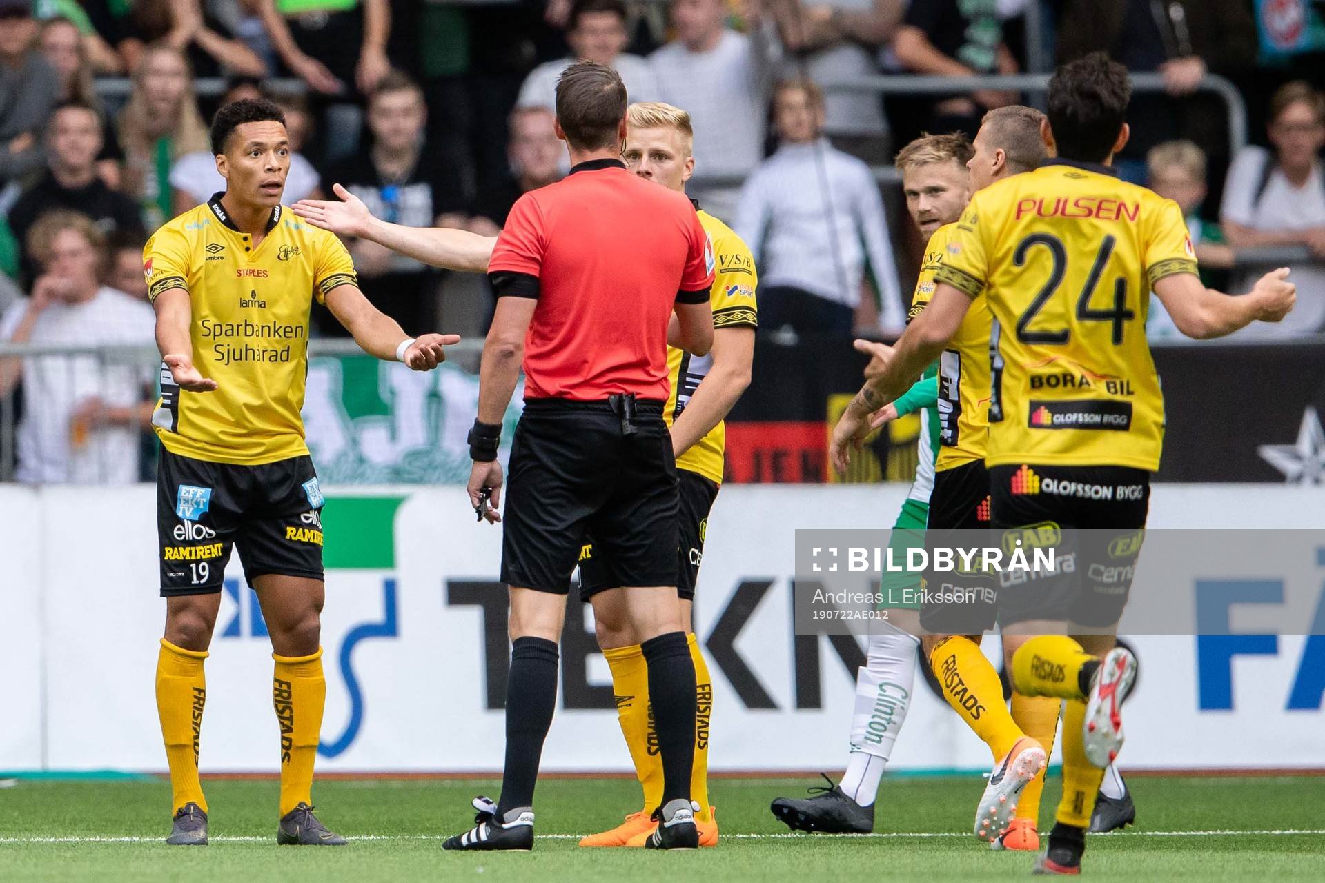 Elfsborgs Kevin Kabran i samtal med domare Andreas Ekberg