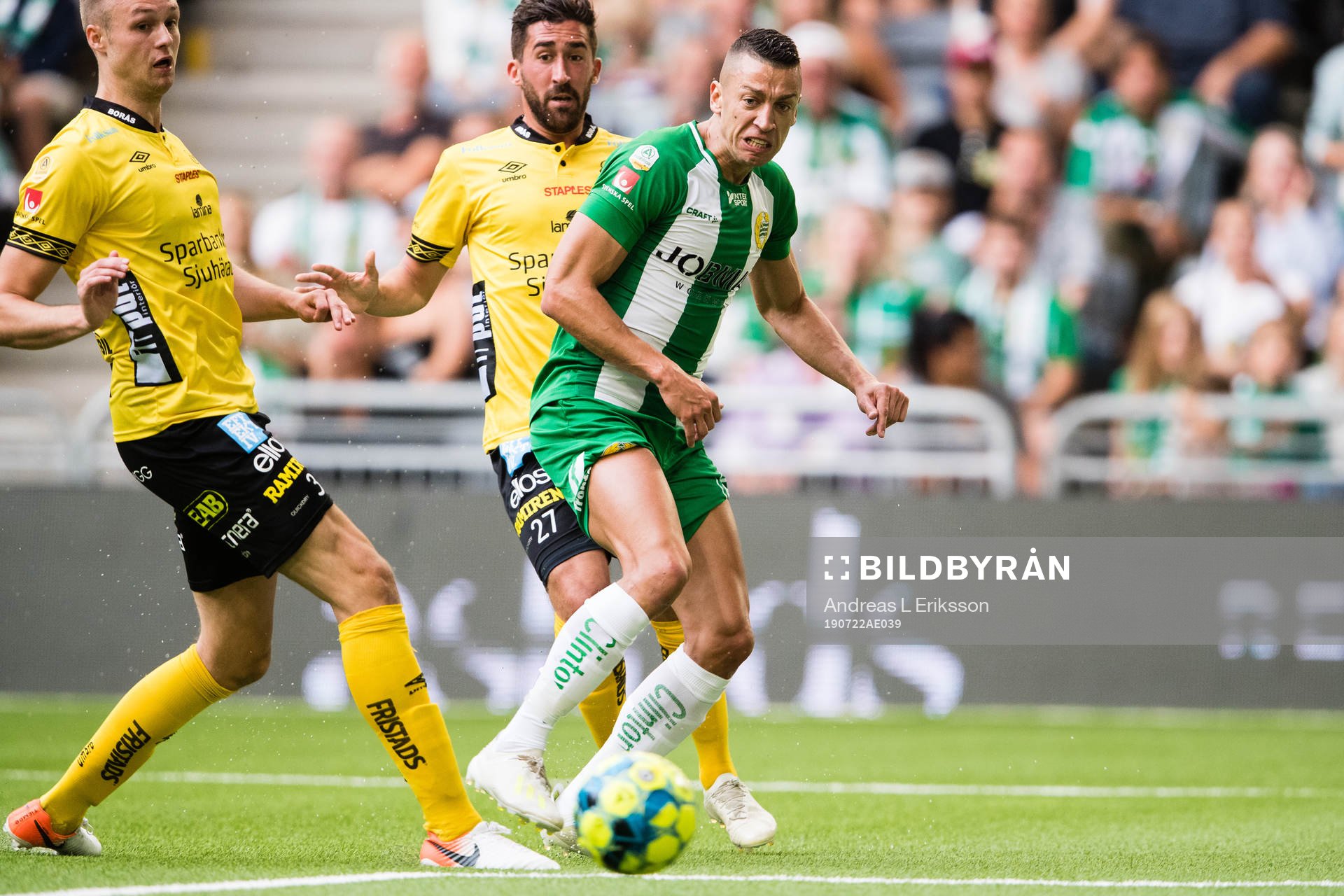 Hammarbys Nikola Djurdjic med ett inlägg förbi Elfsborgs