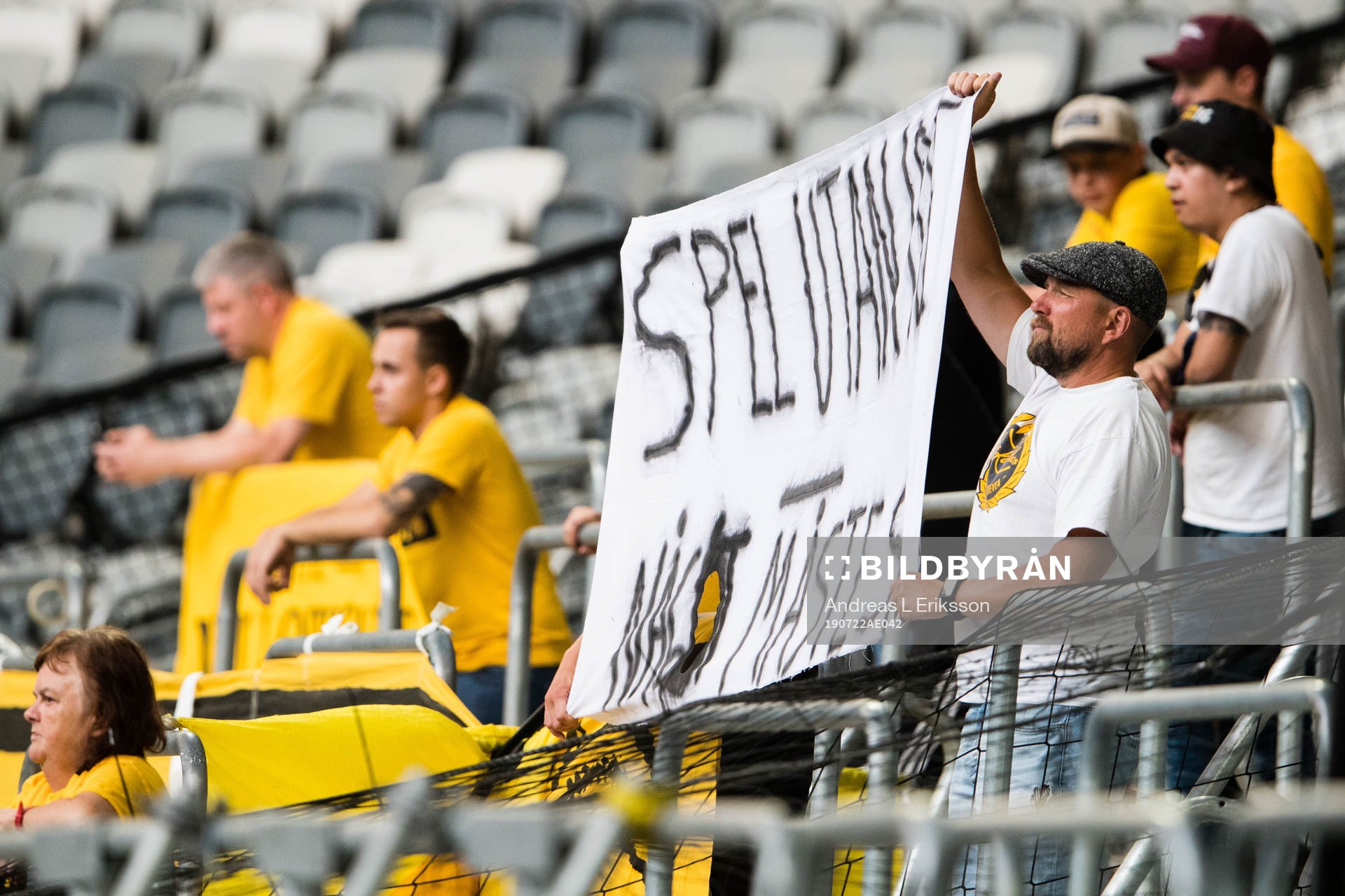 En supporter till Elfsborg med en banderoll