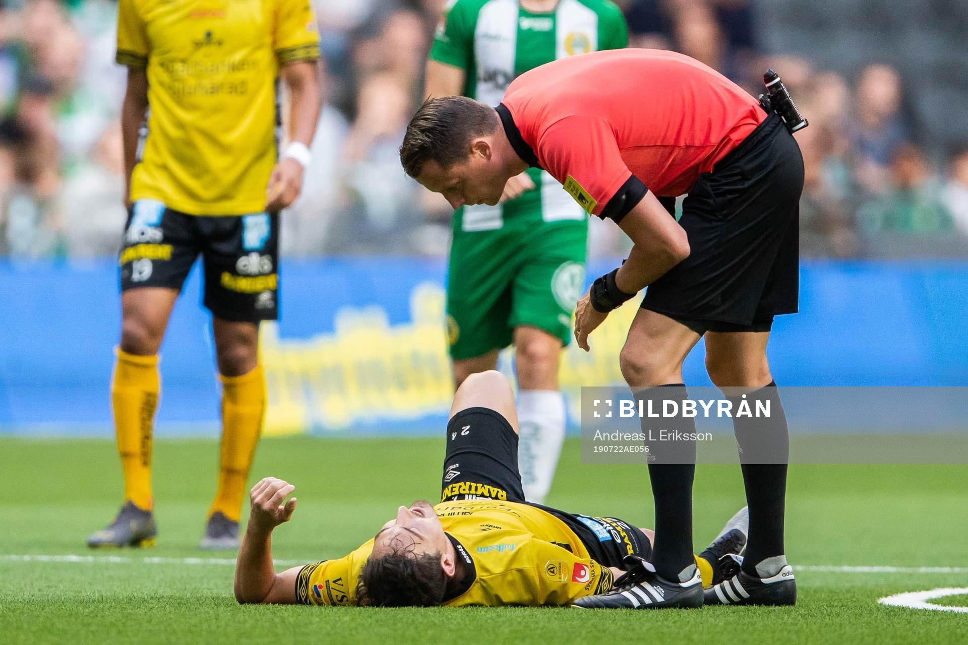 Elfsborgs Stefan Ishizaki kollas till av domare Andreas