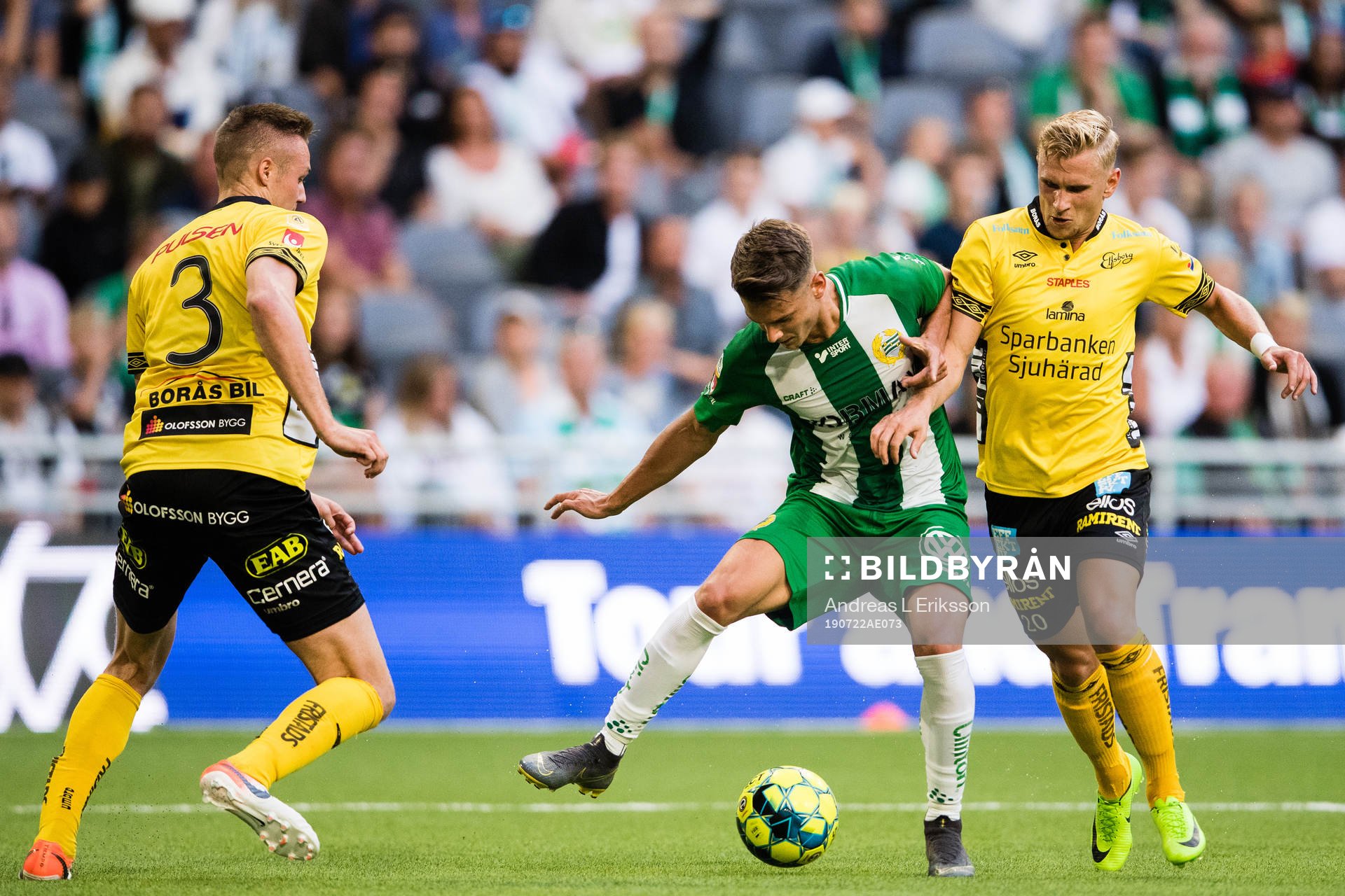 Hammarbys Alexander Kacaniklic i kamp om bollen med