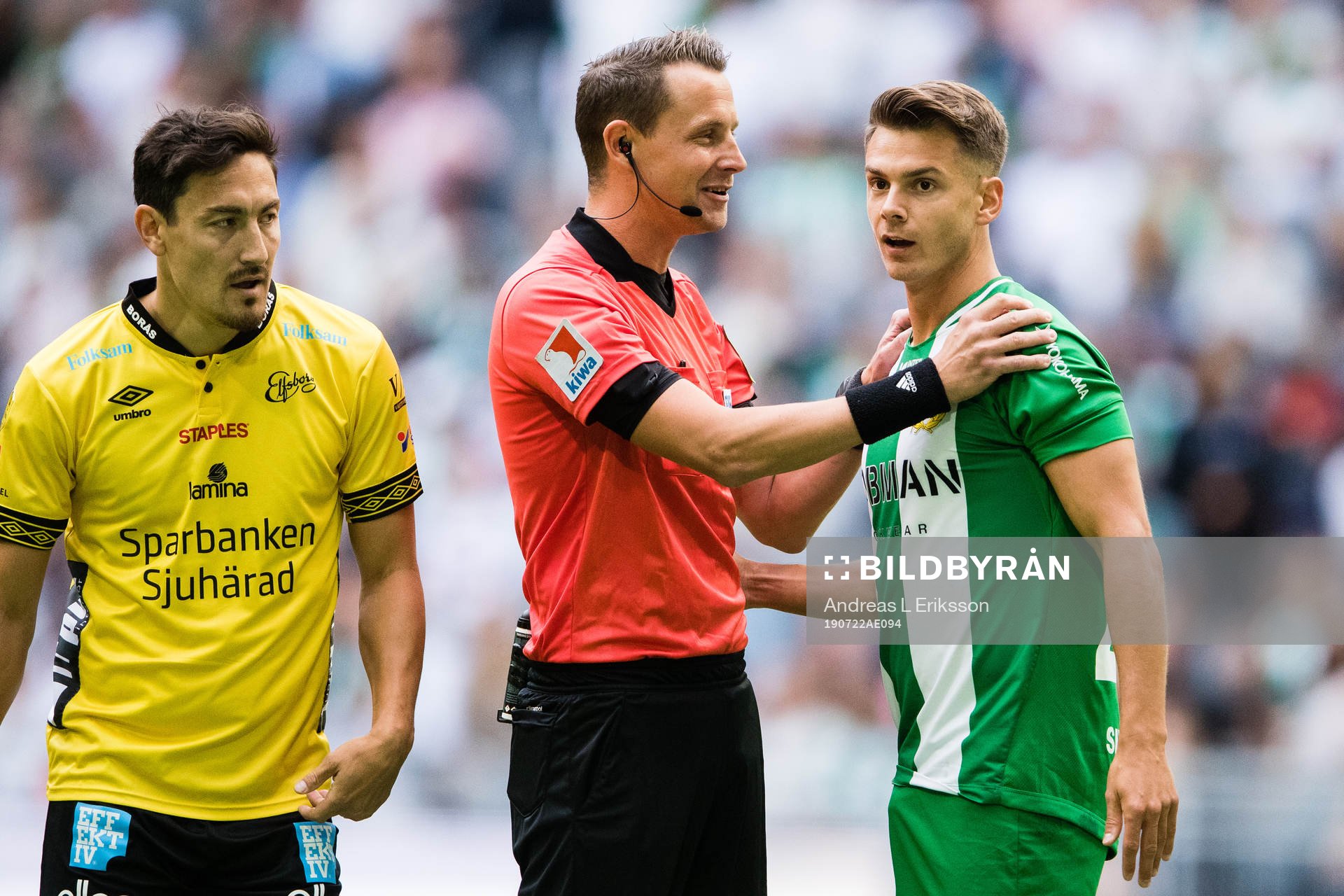 Elfsborgs Stefan Ishizaki, domare Andreas Ekberg och