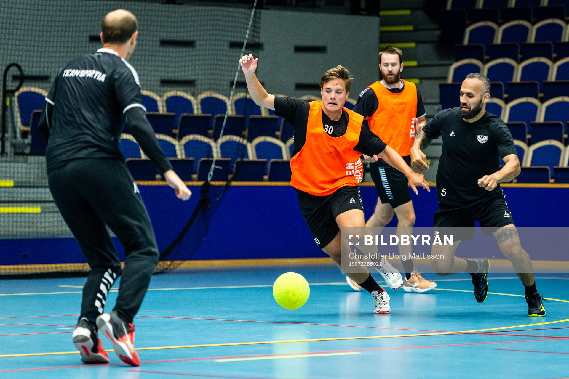 Malmös spelare värmer upp med fotboll