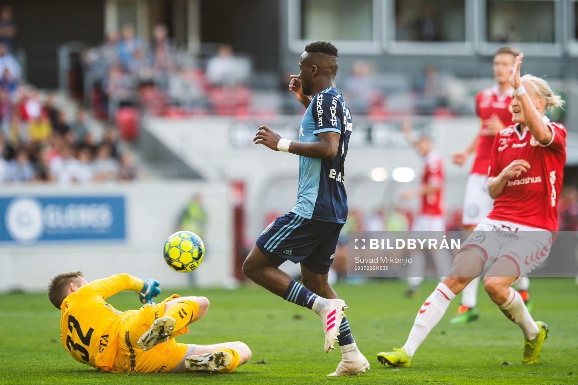 Djurgårdens Mohamed Buya Turay och Kalmars målvakt Lucas