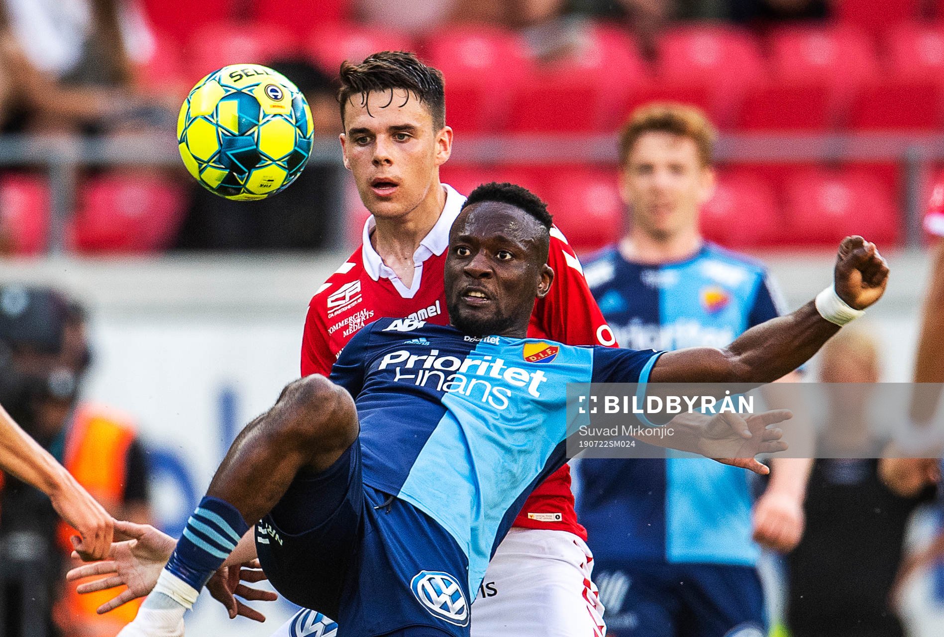 Kalmars Samuel Adrian och Djurgårdens Mohamed Buya Turay