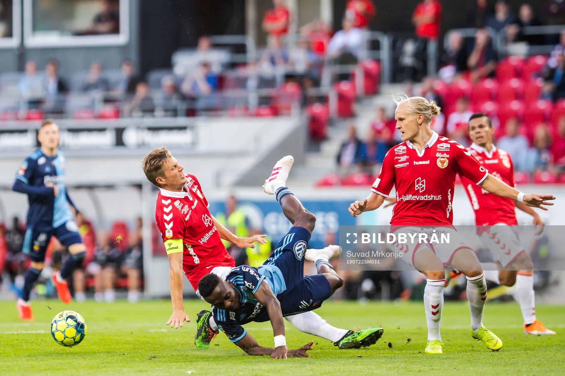 Kalmars Viktor Elm och Djurgårdens Mohamed Buya Turay