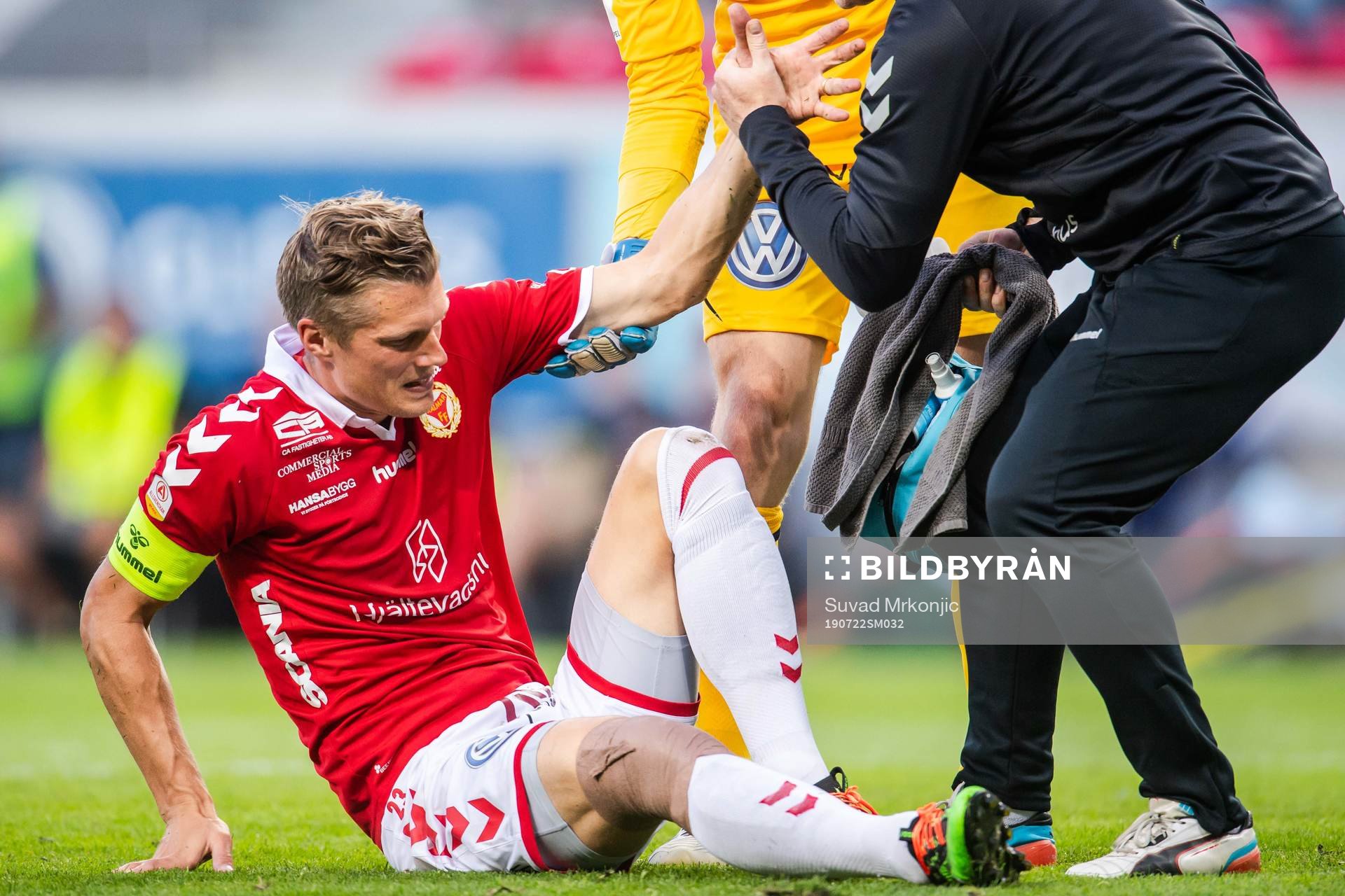 Kalmars Viktor Elm får bandage runt låret