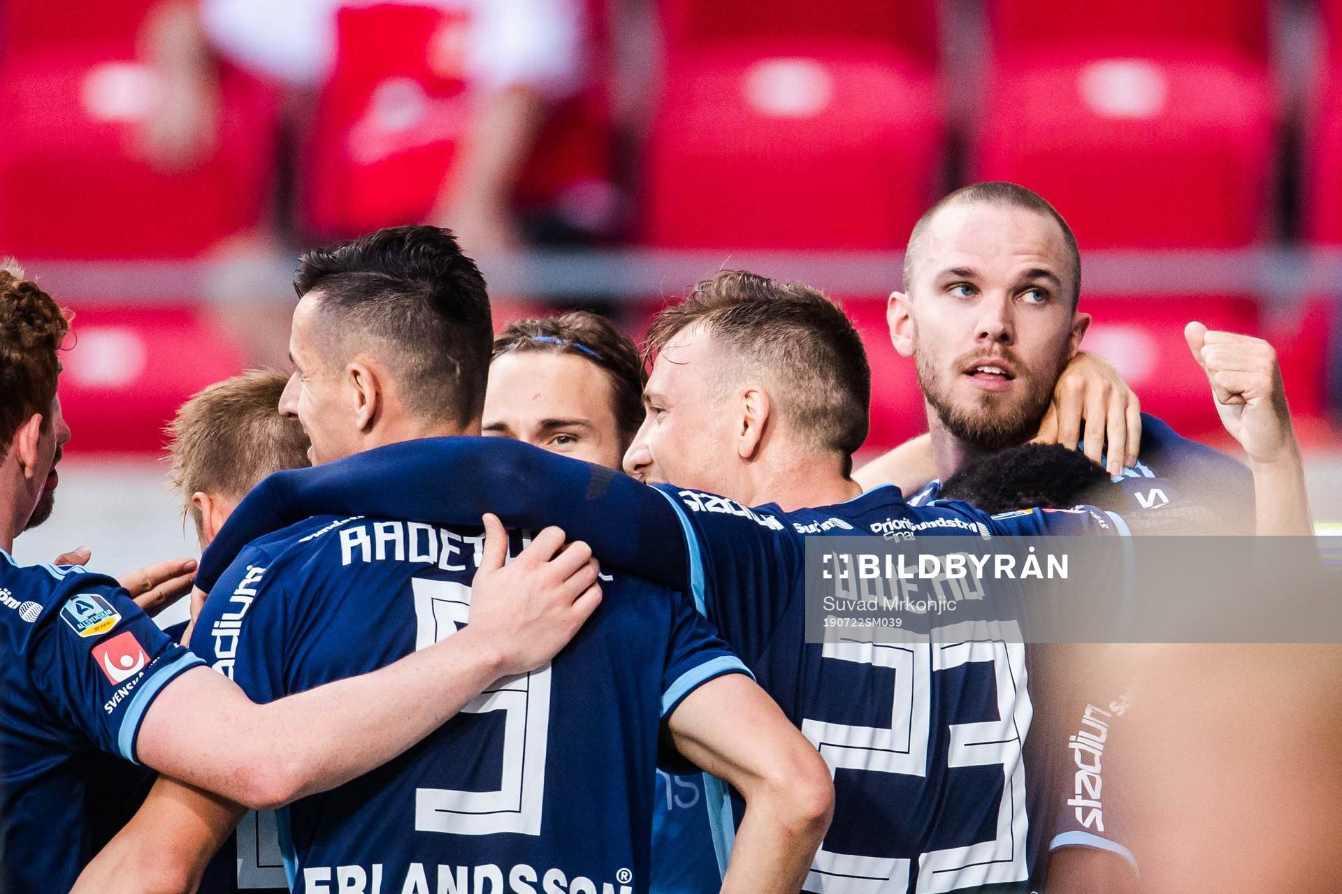 Djurgårdens Marcus Danielson jublar med lagkamrater