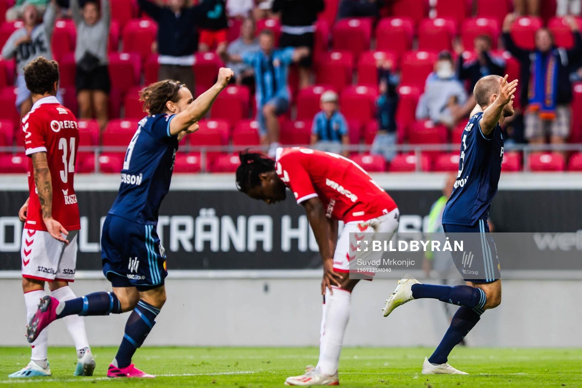 Djurgårdens Fredrik Ulvestad jublar med Kevin Walker