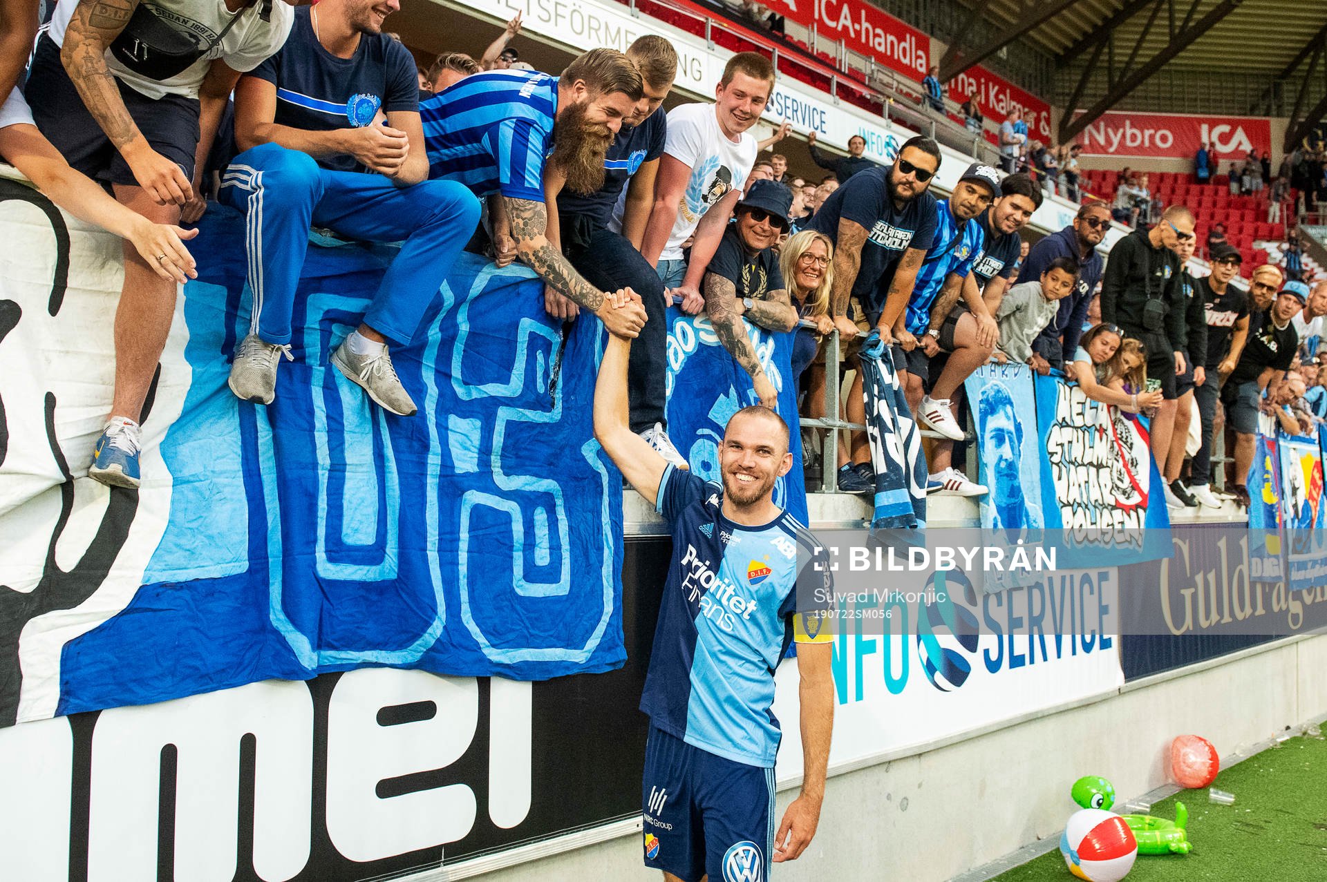 Djurgårdens Marcus Danielson jublar med fansen