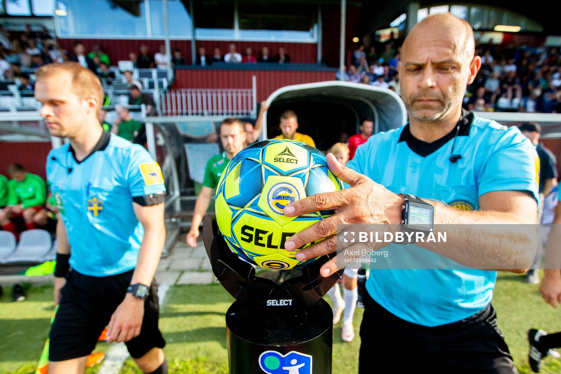 Huvuddomare Robert Daradic tar bollen