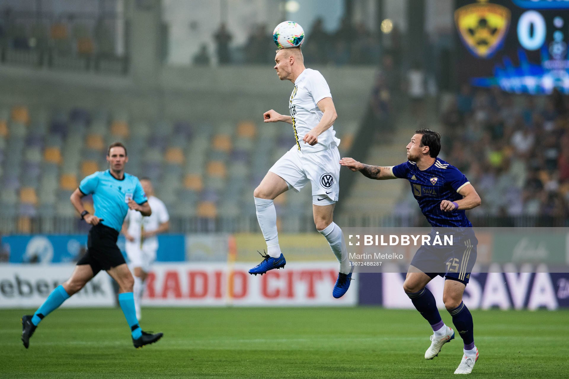 Kolbeinn Sigþórsson of AIK and Spiro Pericic of Maribor