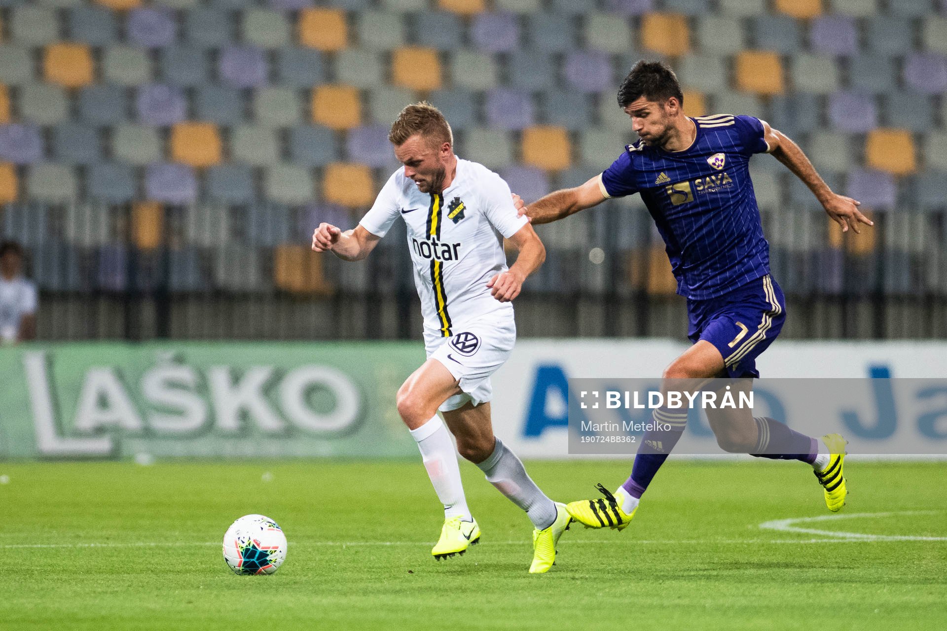 Sebastian Larsson of AIK and Rok Kronaveter of Maribor
