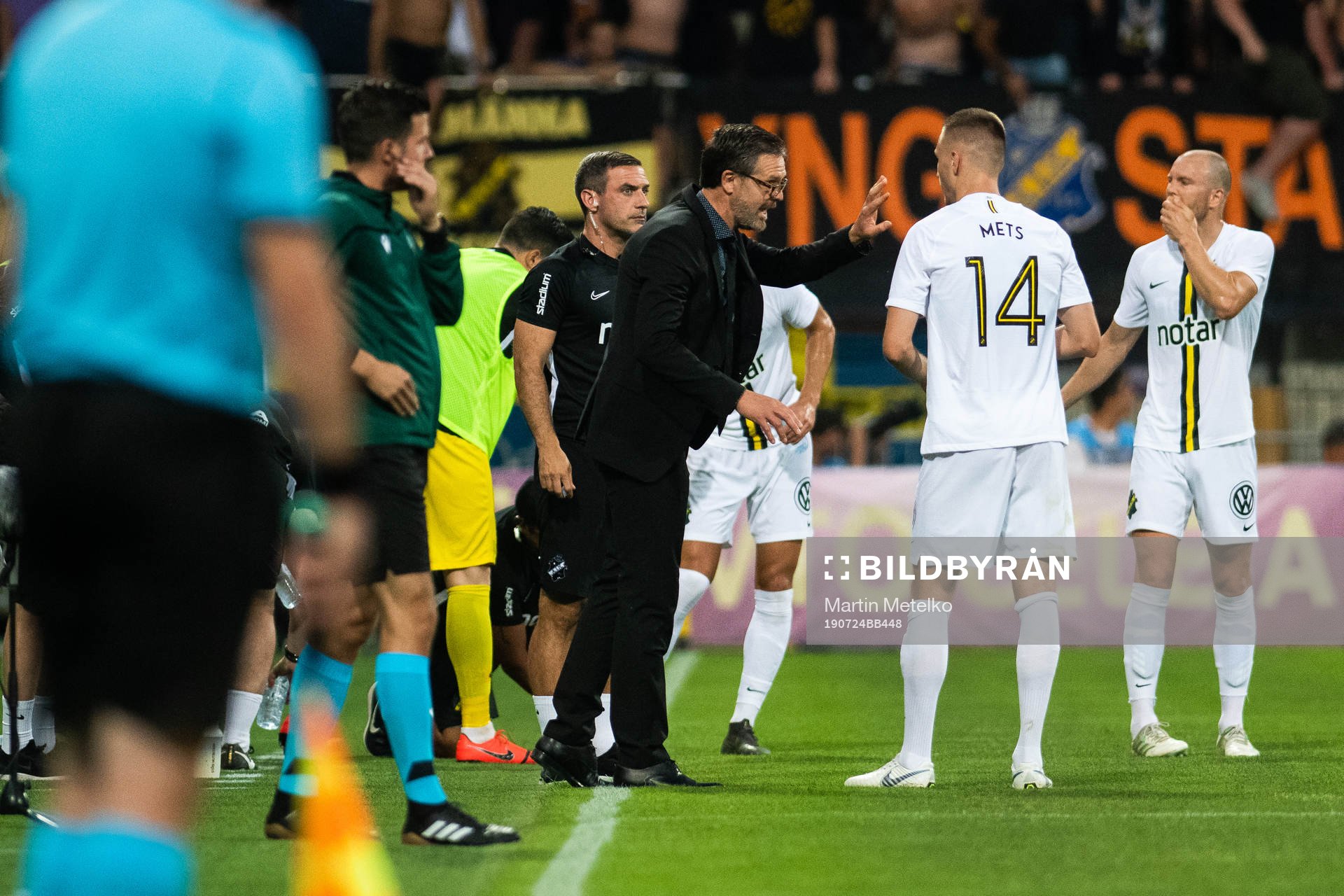Rikard Norling, head coach of AIK talks to Karol Mets