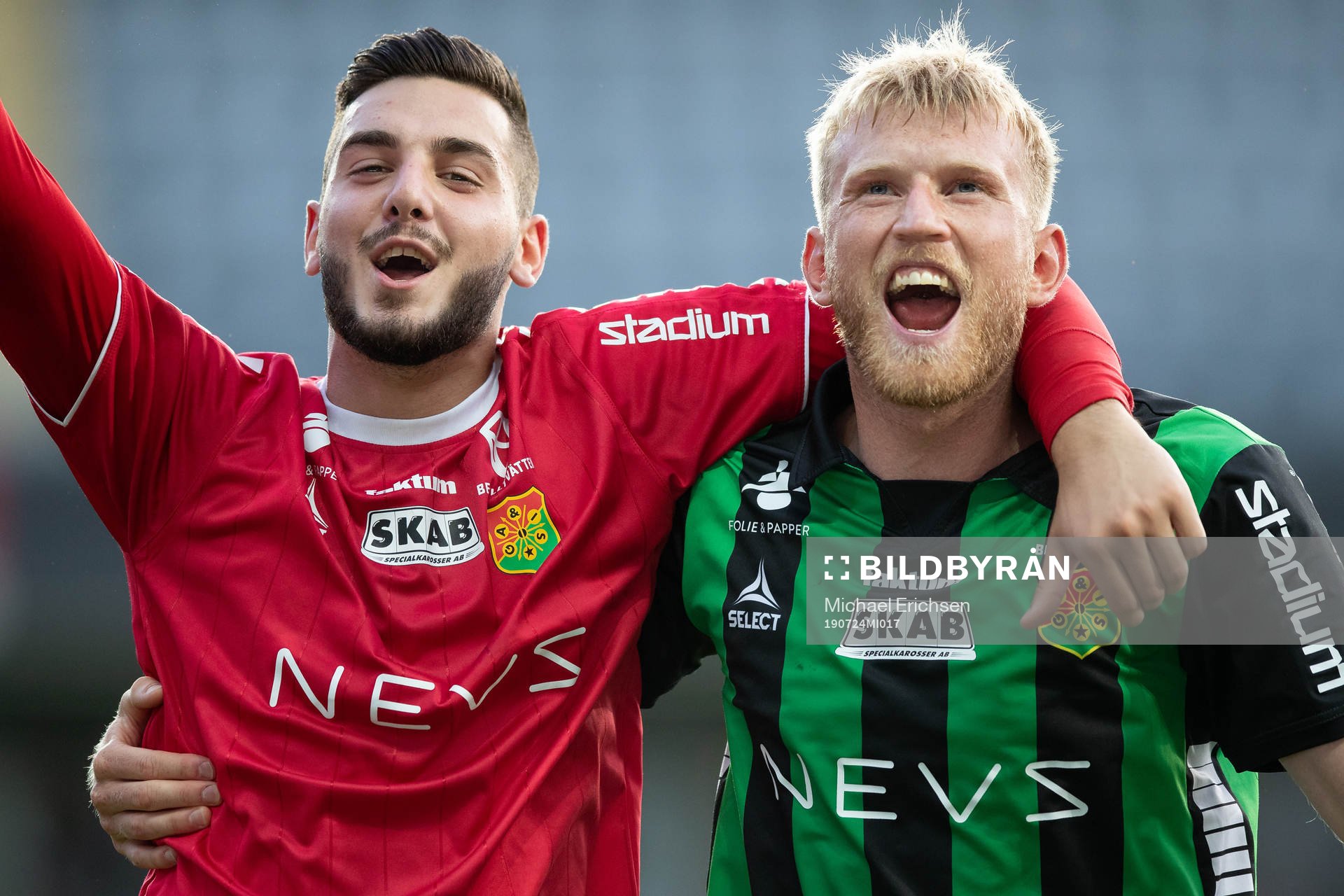 GAIS målvakt Marko Johansson jublar ihop med Carl Elfgren