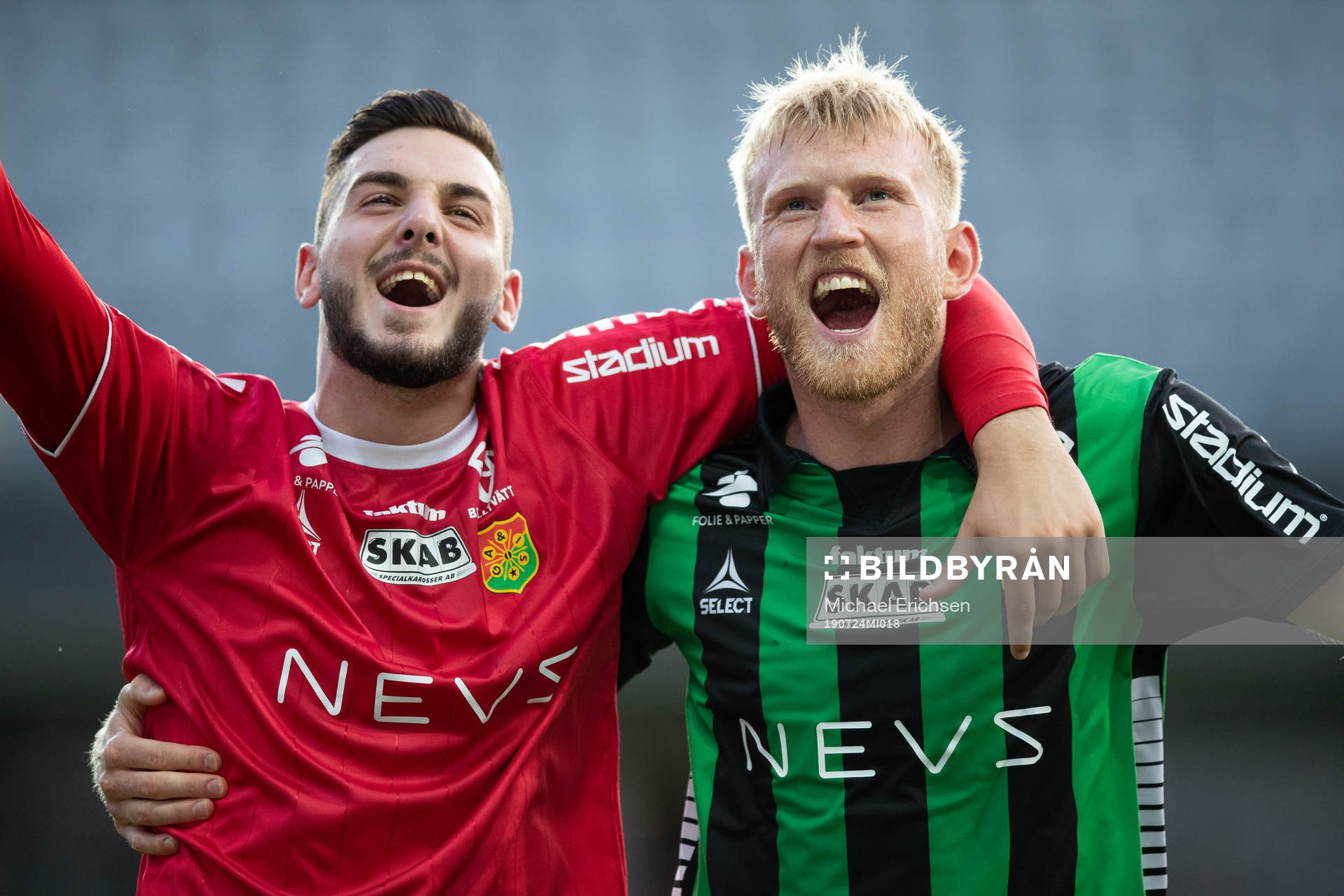 GAIS målvakt Marko Johansson jublar ihop med Carl Elfgren