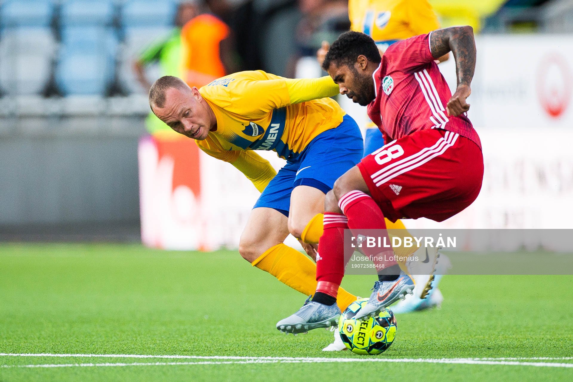 Gudmundur Thórarinsson of IFK Norrköping and Amâncio