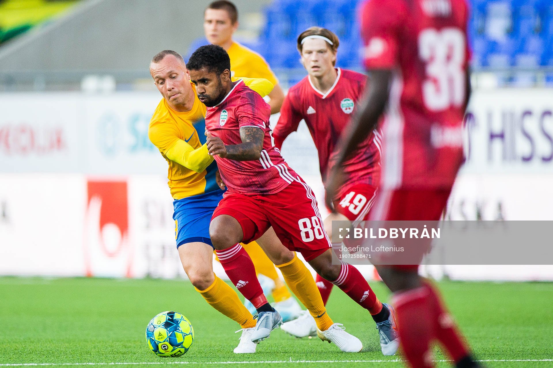Gudmundur Thórarinsson of IFK Norrköping and Amâncio