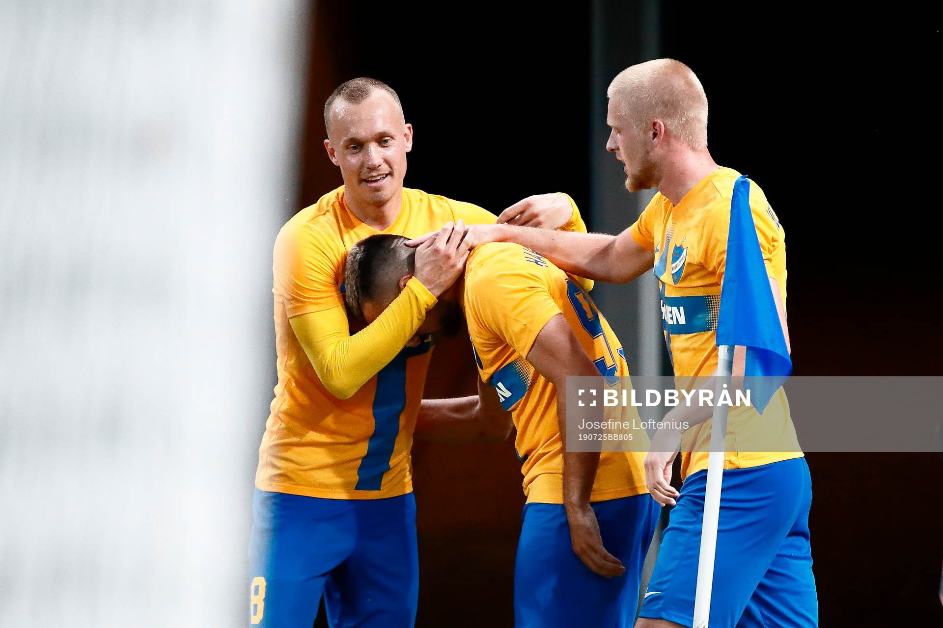 Gudmundur Thórarinsson and Kalle Holmberg celebrate with