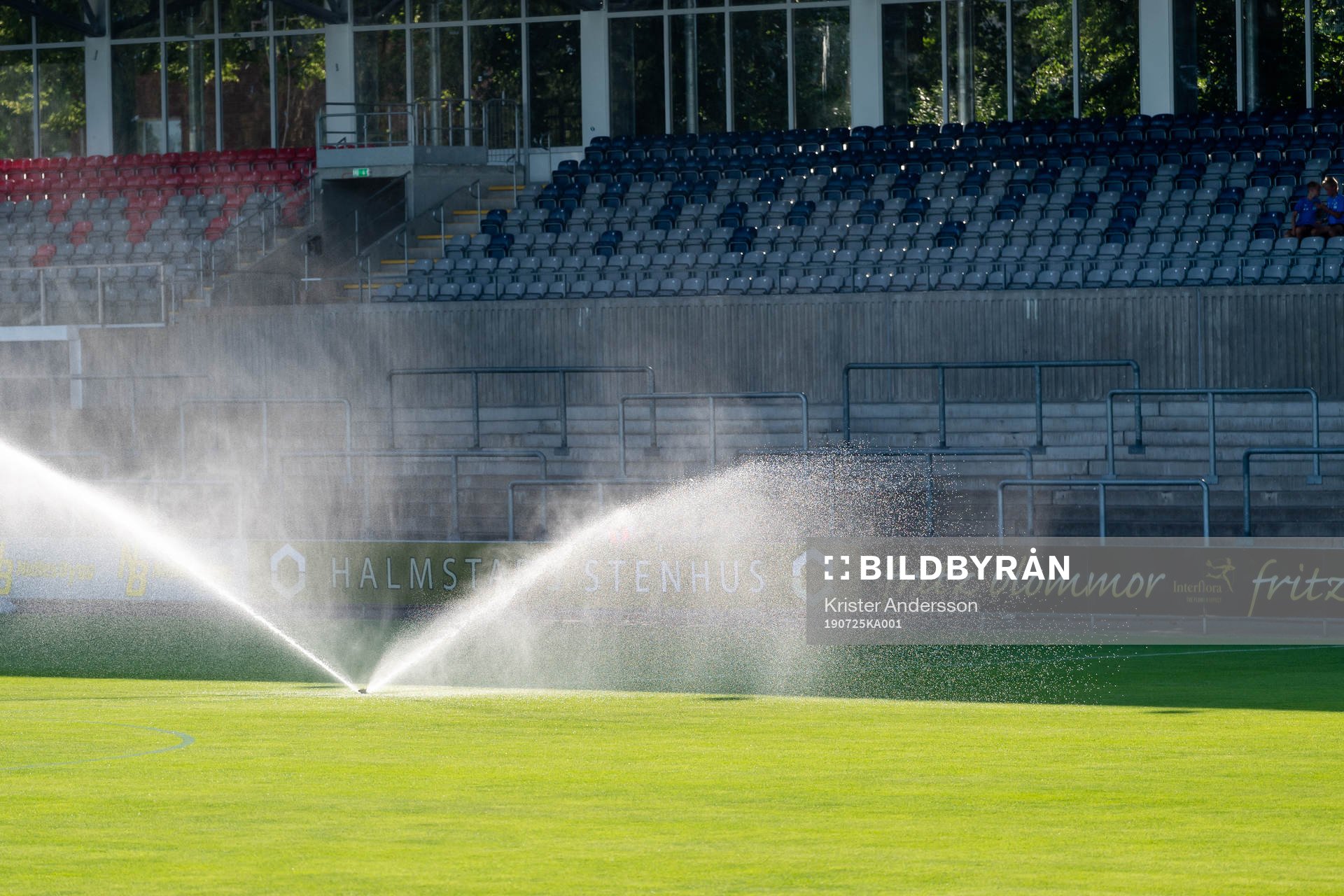 Vattenspridare före fotbollsmatchen i Superettan mellan