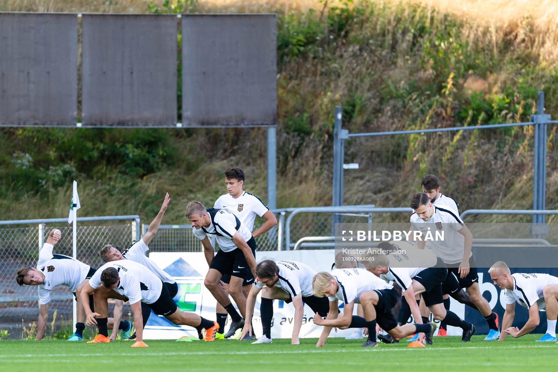 Brommapojkarnas spelare värmer upp före fotbollsmatchen i