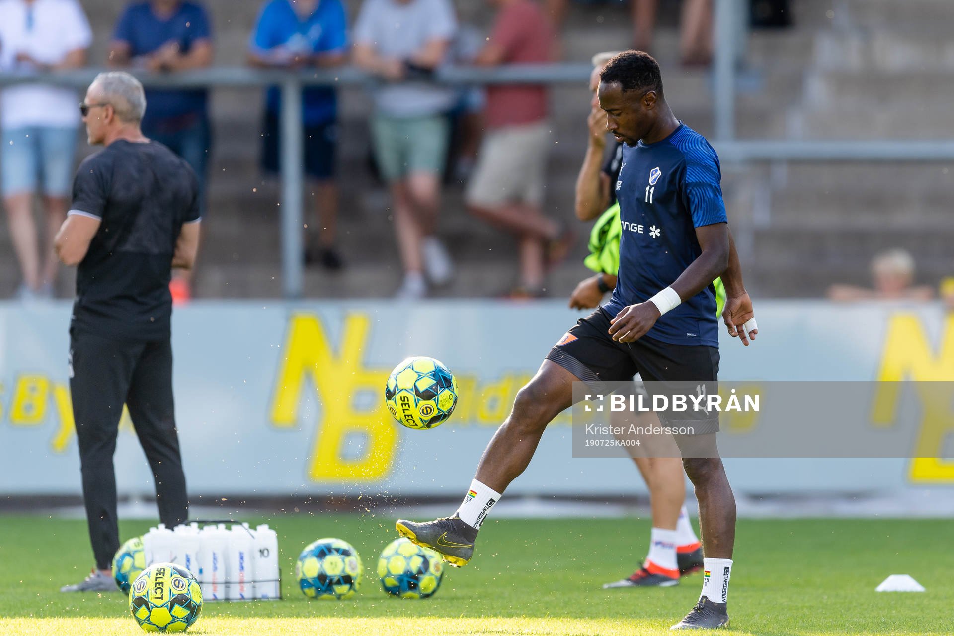 Halmstads Sadat Karim före fotbollsmatchen i Superettan