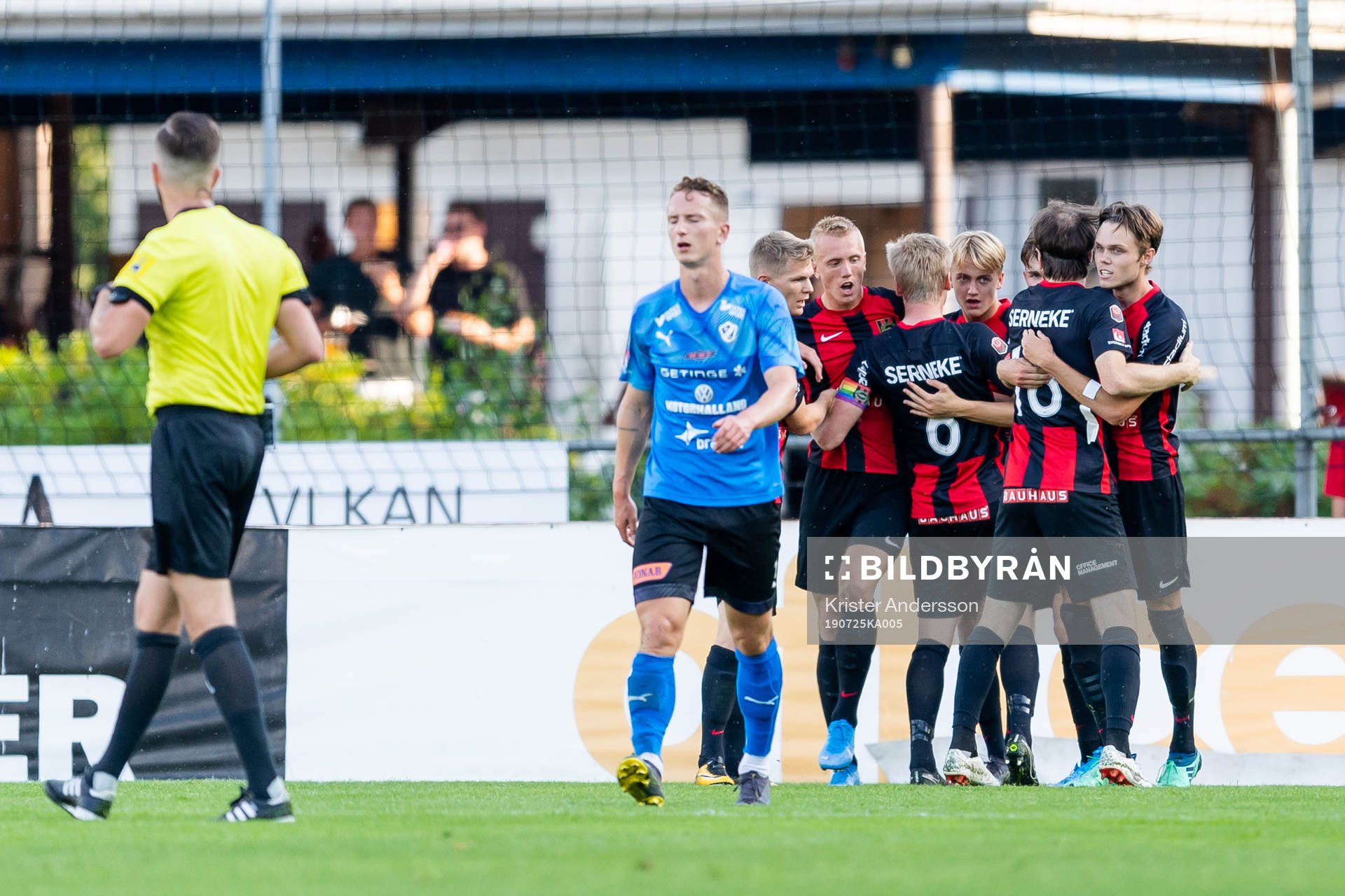 Brommapojkarnas spelare jublar efter 0-1 av Albin Linnér under fotbollsmatchen i Superettan mellan Halmstad och Brommapojkarna den 25 juli 2019 i Halmstad.