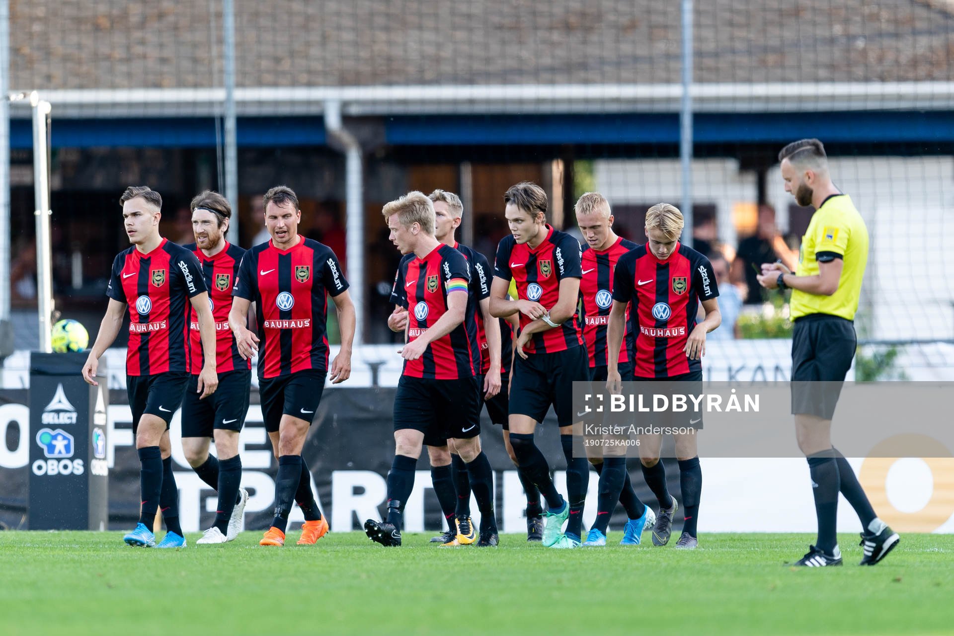 Brommapojkarnas spelare jublar