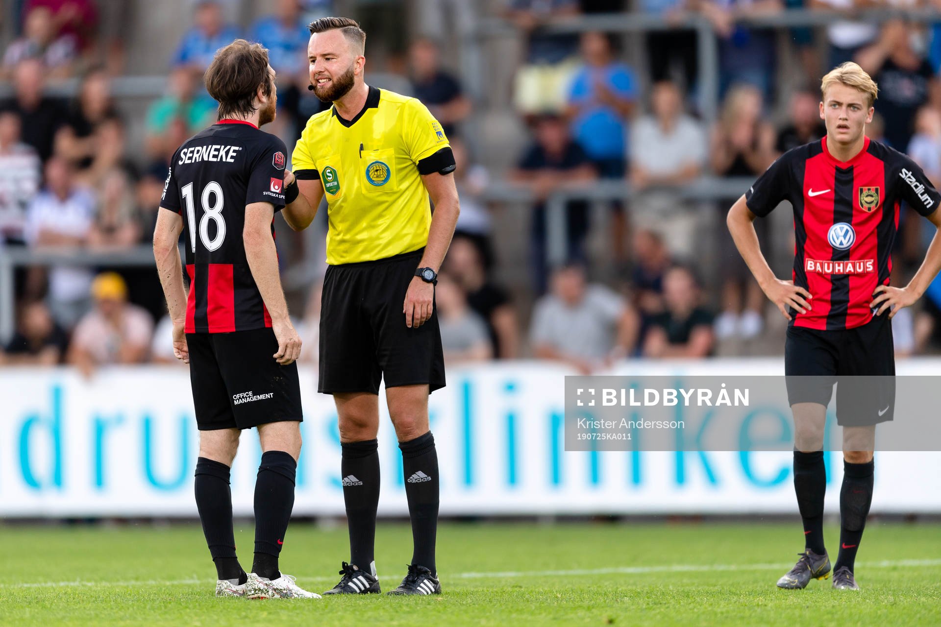 Brommapojkarnas Marcus Gustafsson och domare MIrza Kazic under fotbollsmatchen i Superettan mellan Halmstad och Brommapojkarna den 25 juli 2019 i Halmstad.
