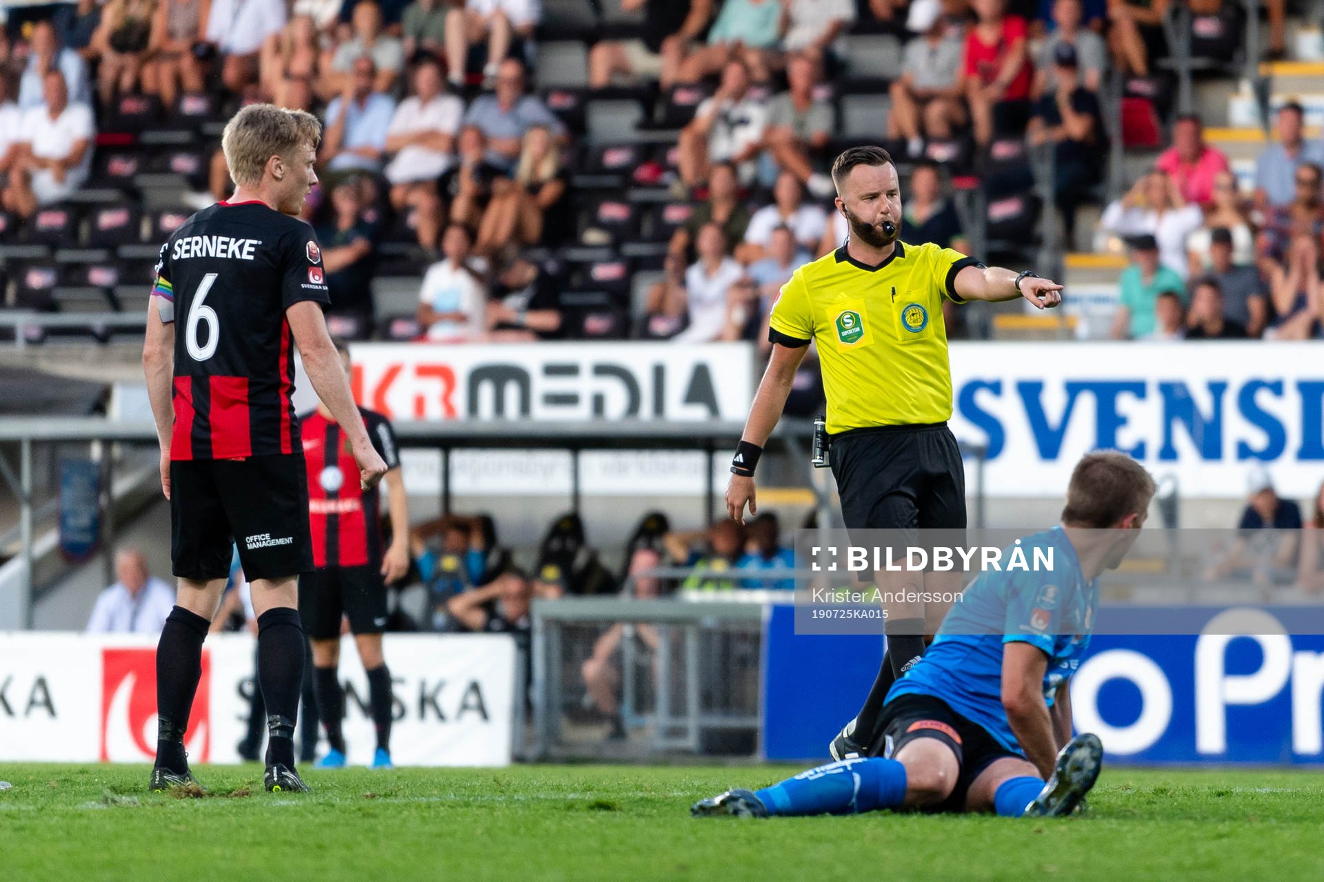 Domare MIrza Kazic blåser straff under fotbollsmatchen i Superettan mellan Halmstad och Brommapojkarna den 25 juli 2019 i Halmstad.
