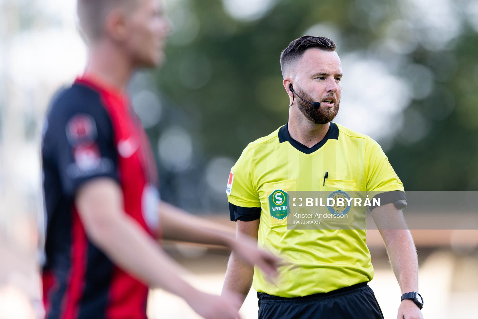 Halmstads domare MIrza Kazic under fotbollsmatchen i Superettan mellan Halmstad och Brommapojkarna den 25 juli 2019 i Halmstad.