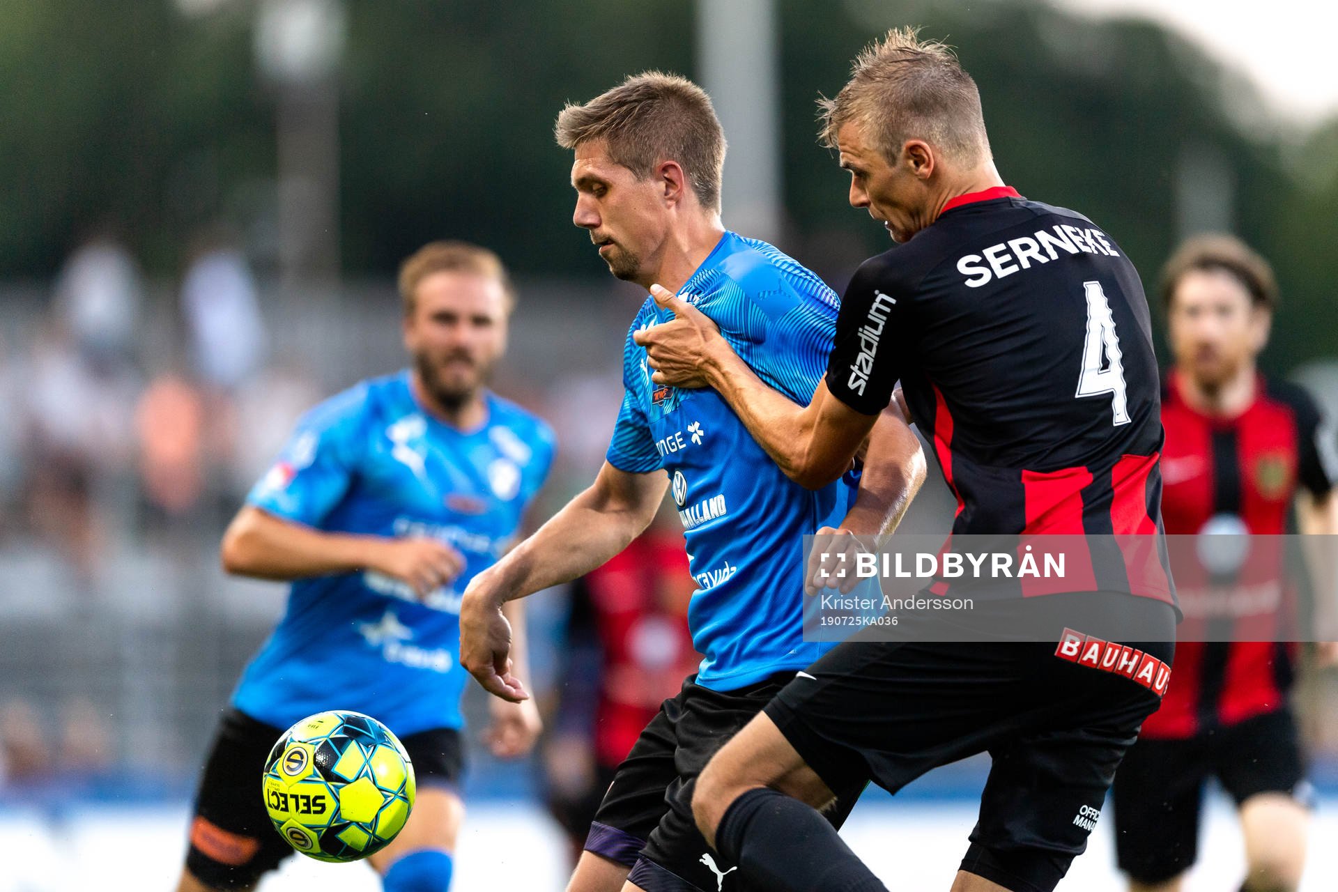 Halmstads Mikael Boman och Brommapojkarnas Oscar Pehrsson under fotbollsmatchen i Superettan mellan Halmstad och Brommapojkarna den 25 juli 2019 i Halmstad.