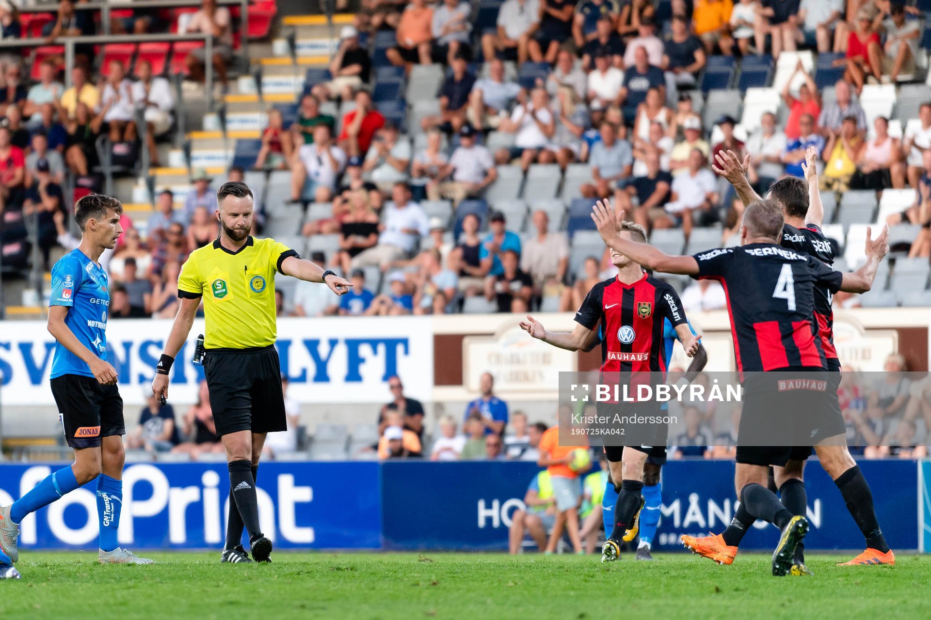 Brommapojkarnas spelare reagerar på domare MIrza Kazic