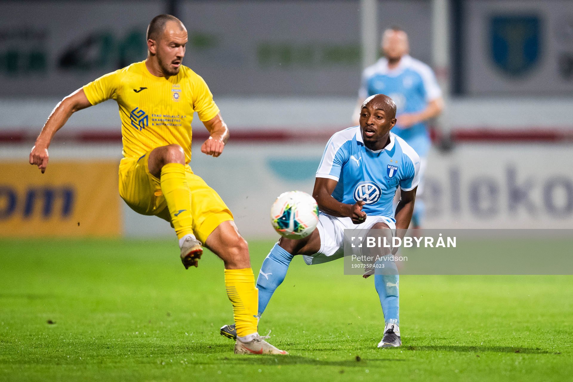 Tonic Mujan of Domzale and Fouad Bachirou of Malmö FF