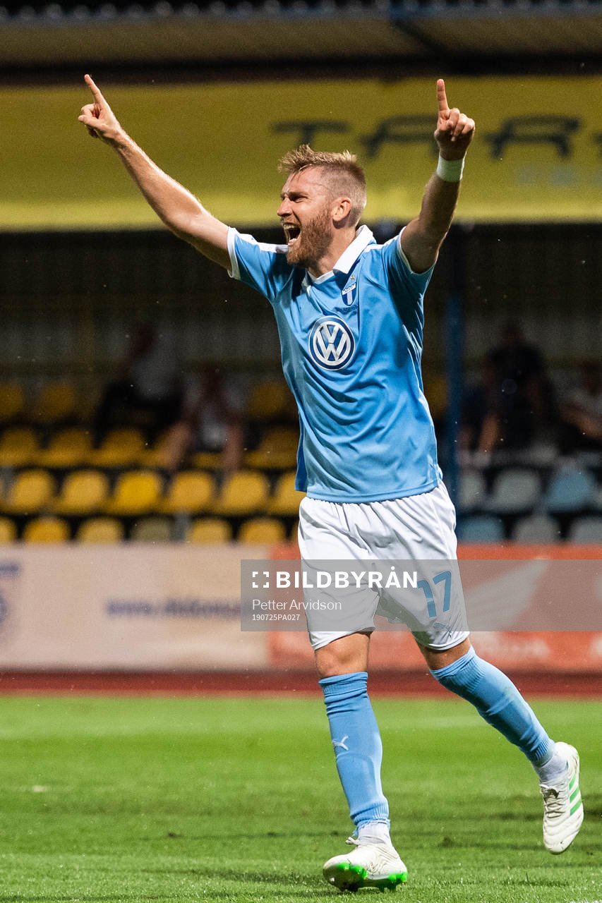 Rasmus Bengtsson of Malmö FF celebrates