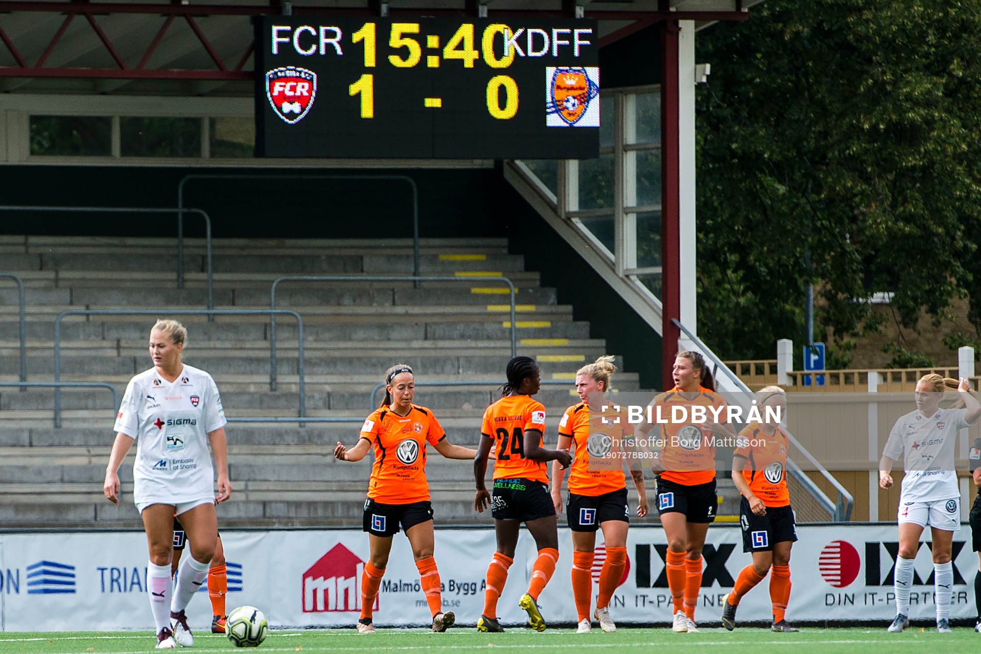 Kungsbackas Linda Nyman jublar med lagkamrater efter 1-1 under fotbollsmatchen i Damallsvenskan mellan FC Rosengård och Kungsbacka den 27 juli 2019 i Malmö.