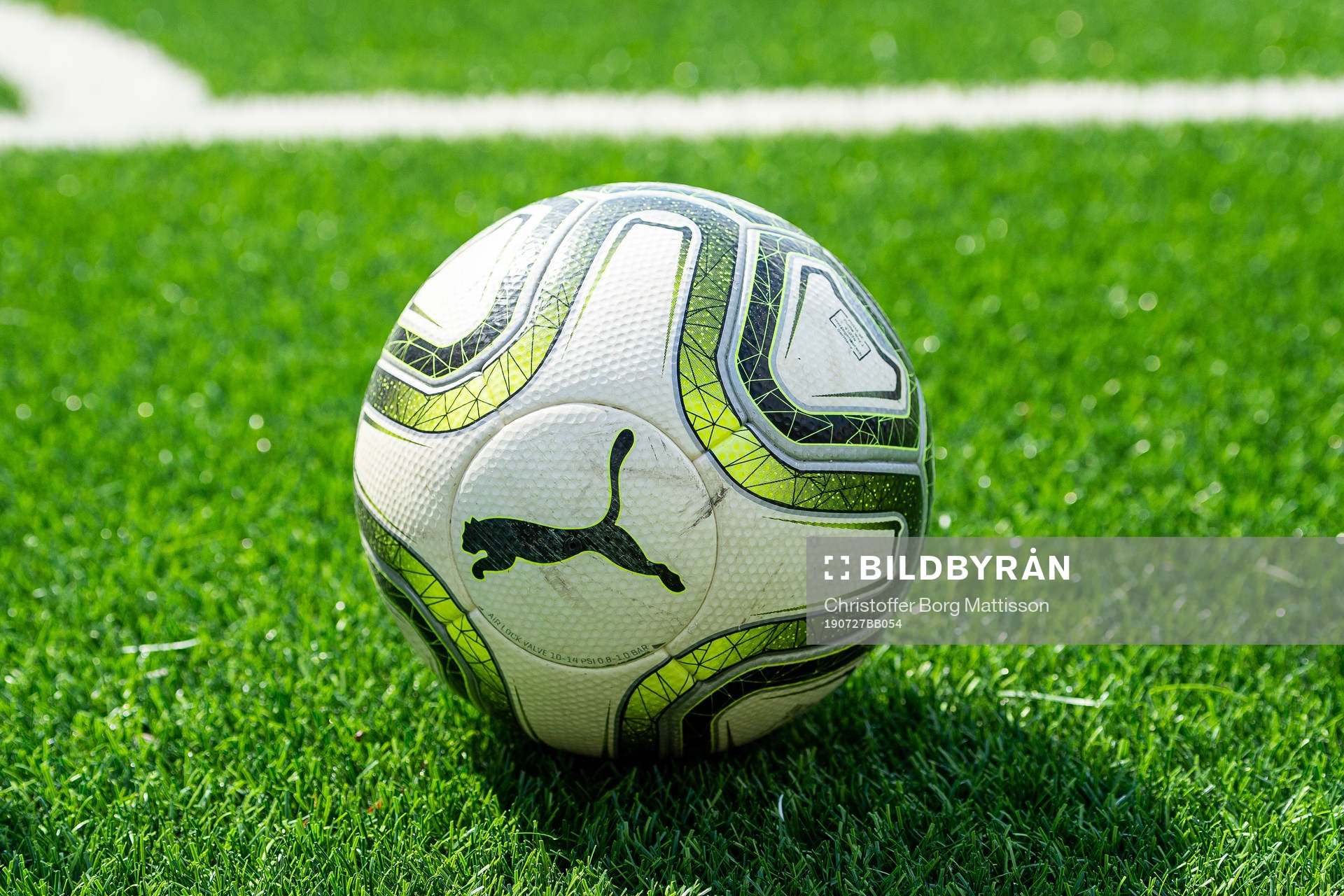 En fotboll ligger på gräsmattan