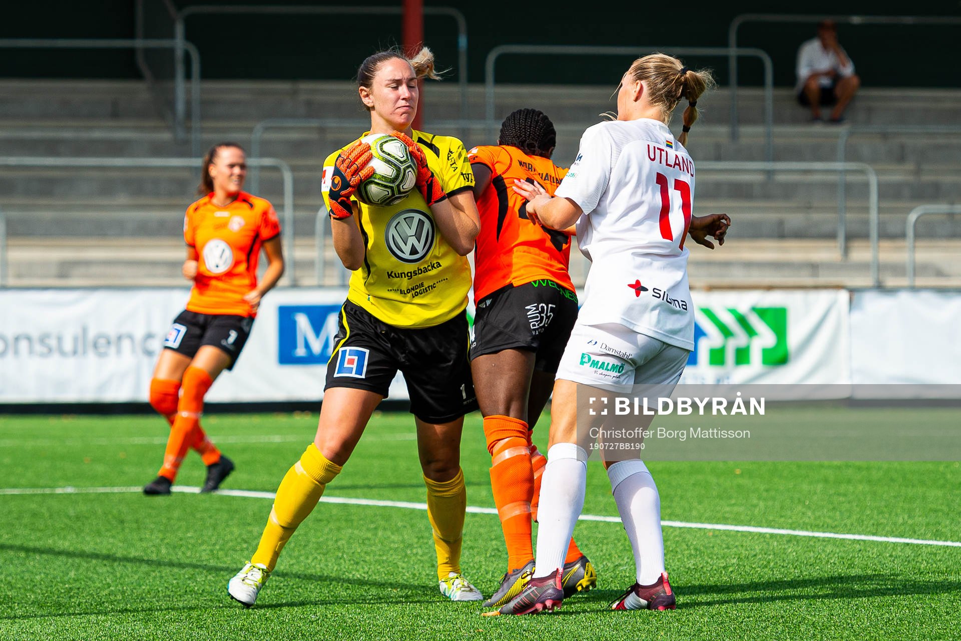 Kungsbackas målvakt Moa Öhman och Rosengårds Lisa-Marie