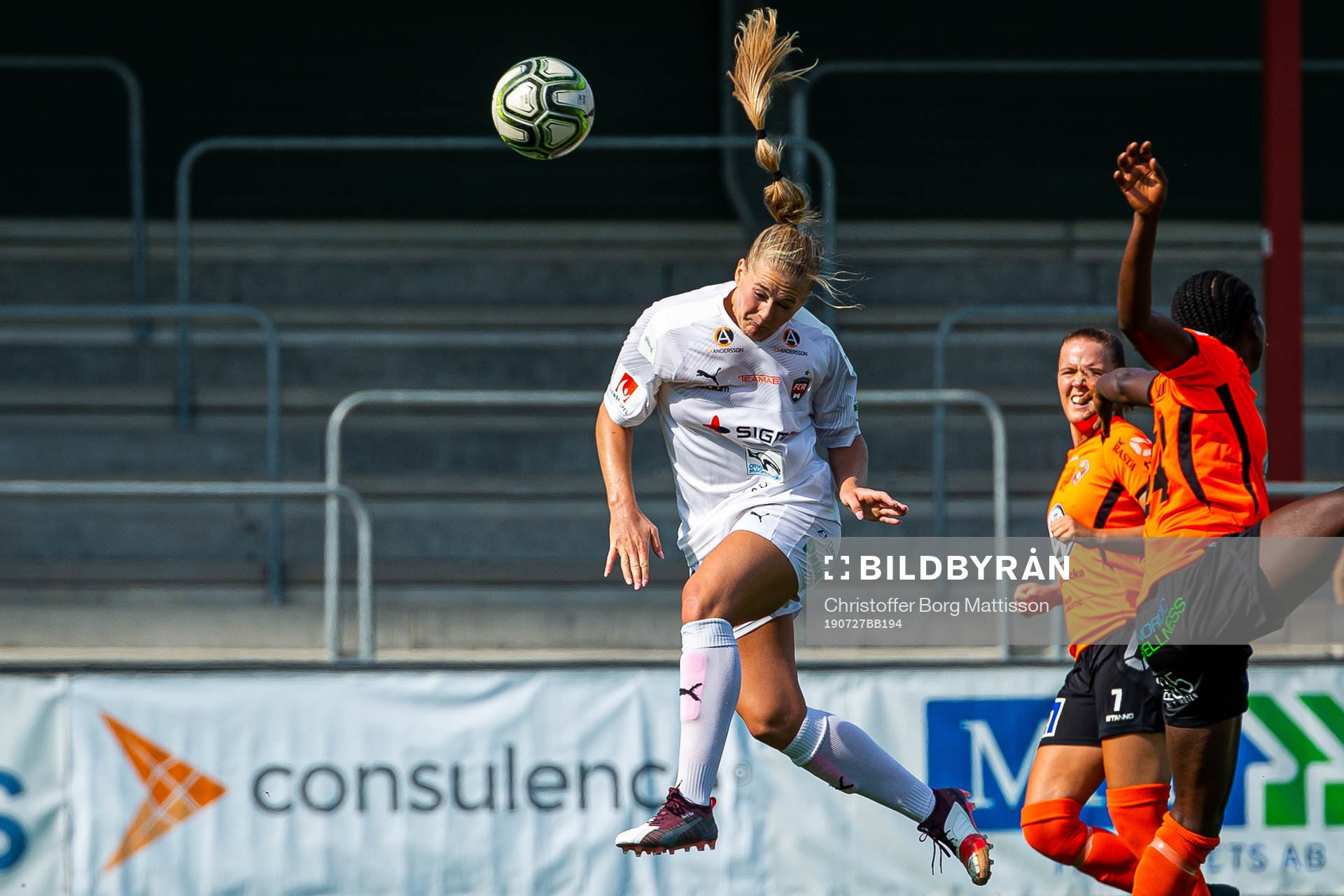 Rosengårds Lisa-Marie Utland nickar bollen