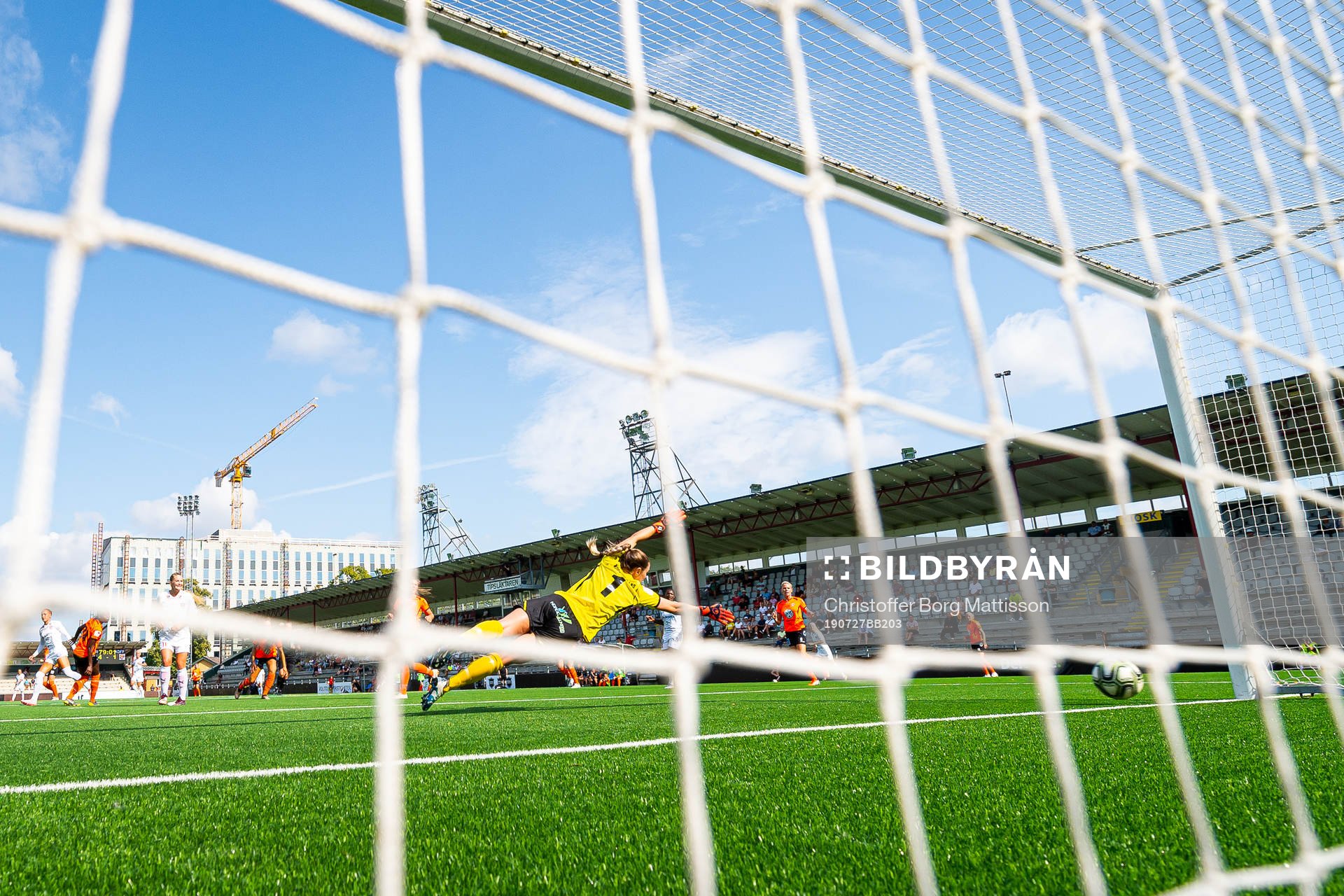 Rosengårds Sanne Troelsgaard (till vänster i bild) gör 5-1 bakom Kungsbackas målvakt Moa Öhman under fotbollsmatchen i Damallsvenskan mellan FC Rosengård och Kungsbacka den 27 juli 2019 i Malmö.