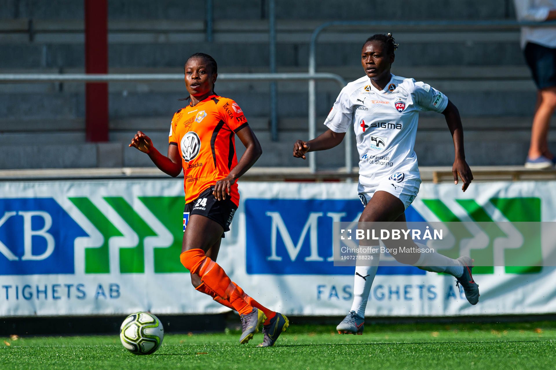 Kungsbackas Josephine Chukwunonye och Rosengårds Anam Imo under fotbollsmatchen i Damallsvenskan mellan FC Rosengård och Kungsbacka den 27 juli 2019 i Malmö.